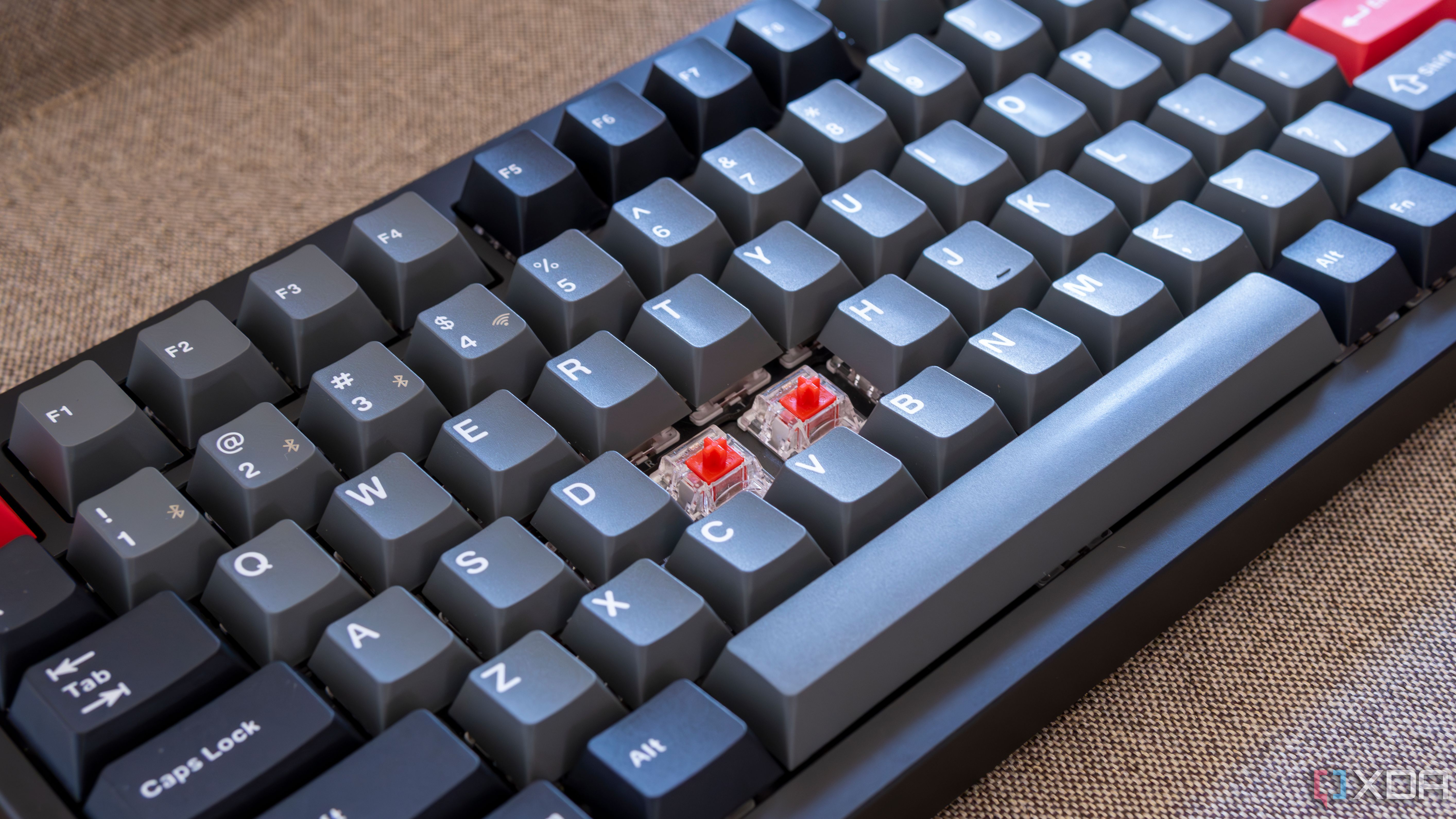 Primer plano de interruptores lineales rojos en un teclado Lemokey P1 Pro