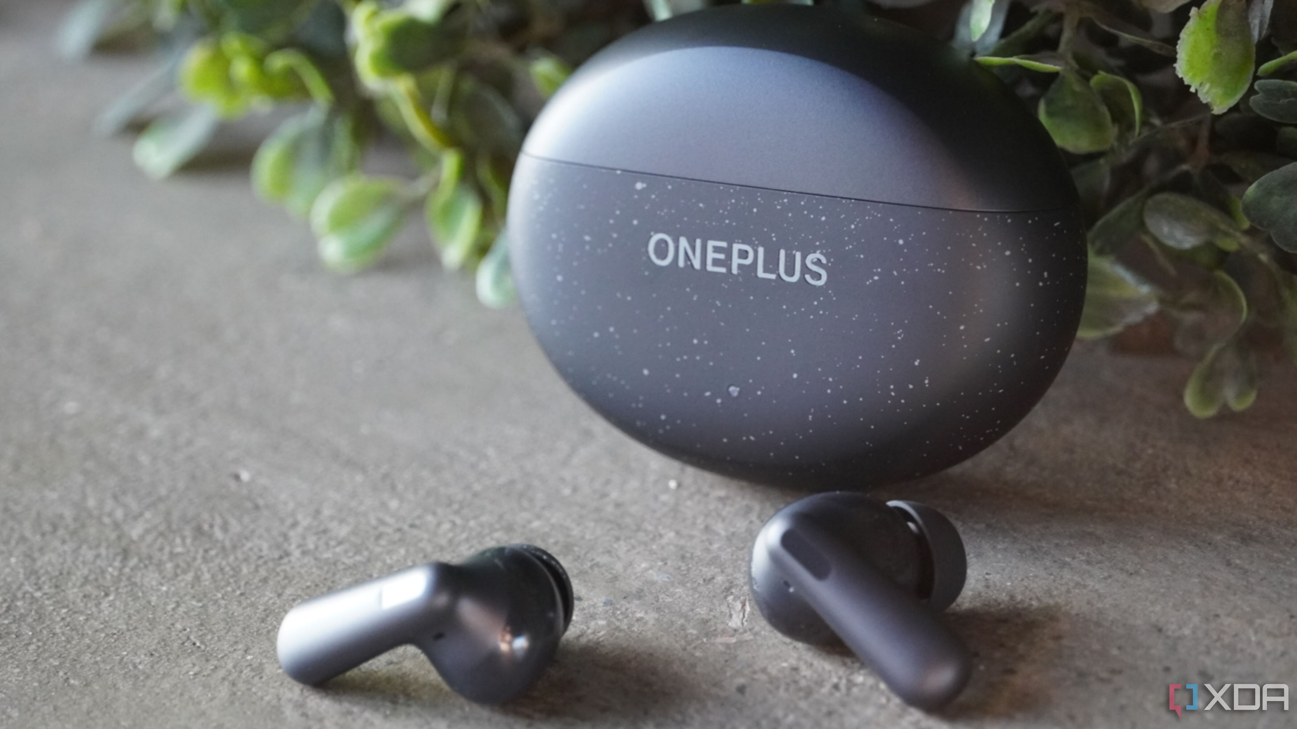 Los OnePlus Nord Buds 3 Pro fuera de su estuche.