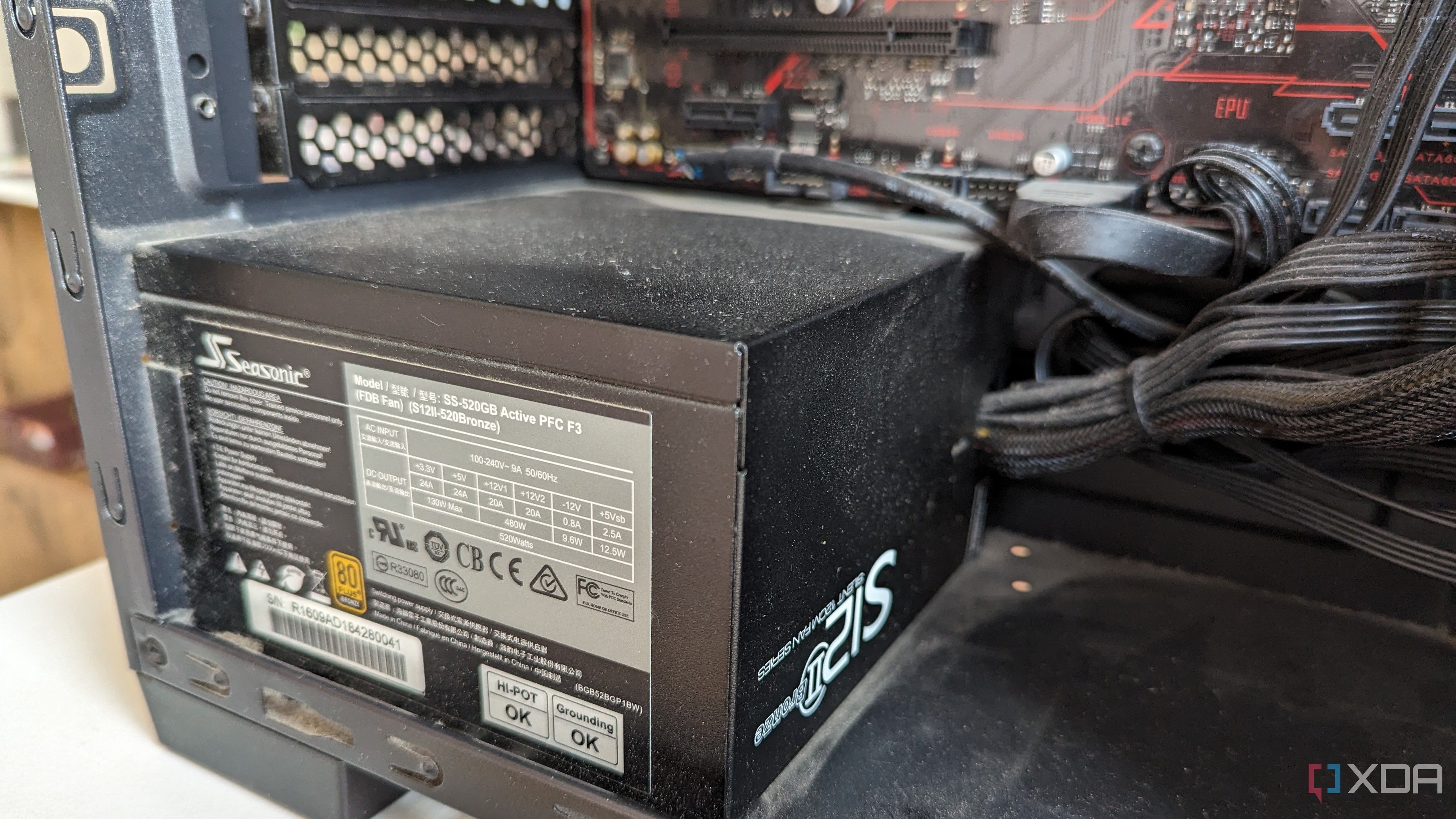 Góc cận cảnh bộ nguồn (PSU) trong một PC gaming