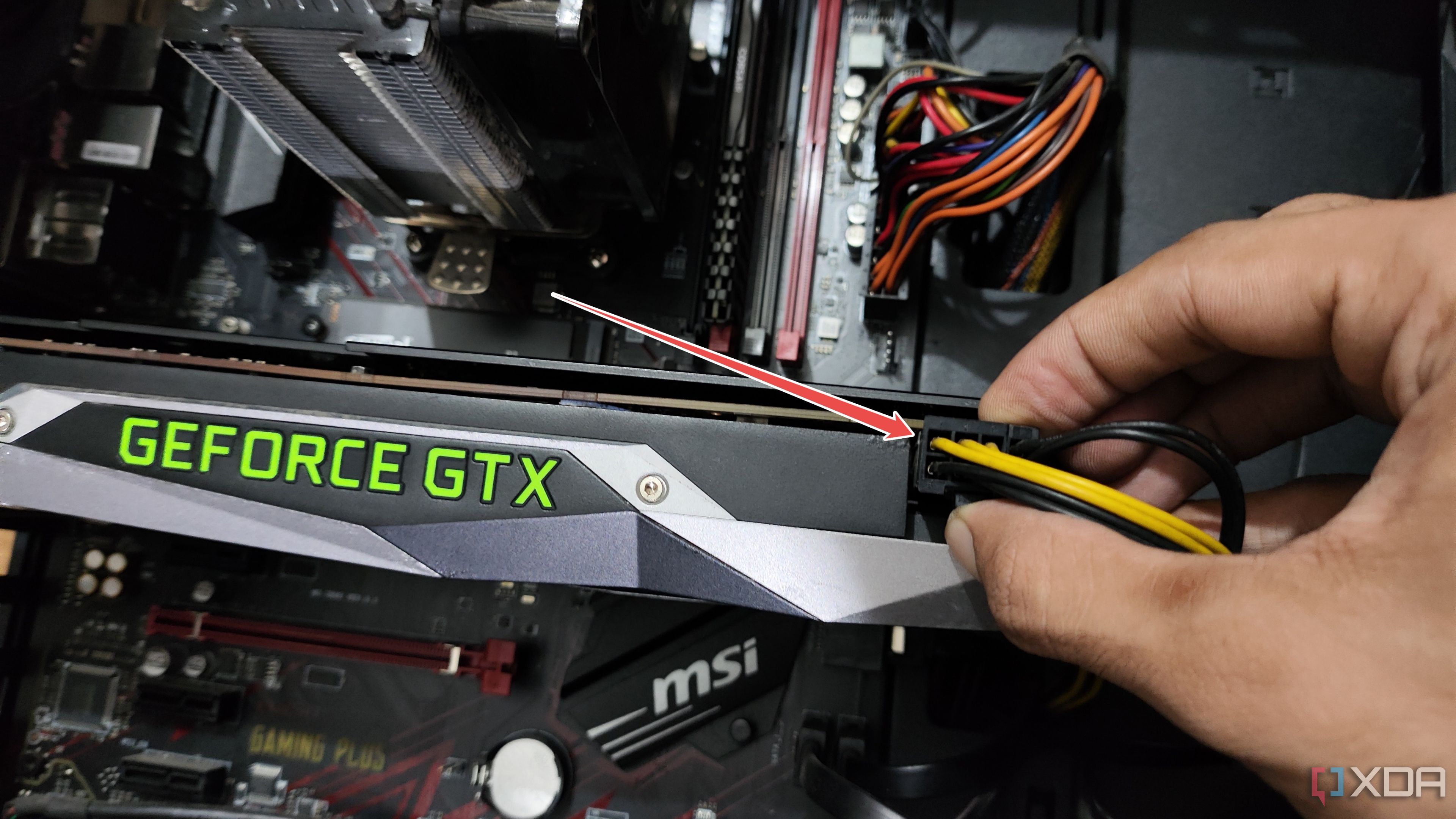 Una persona desconectando los cables de alimentación de una GPU