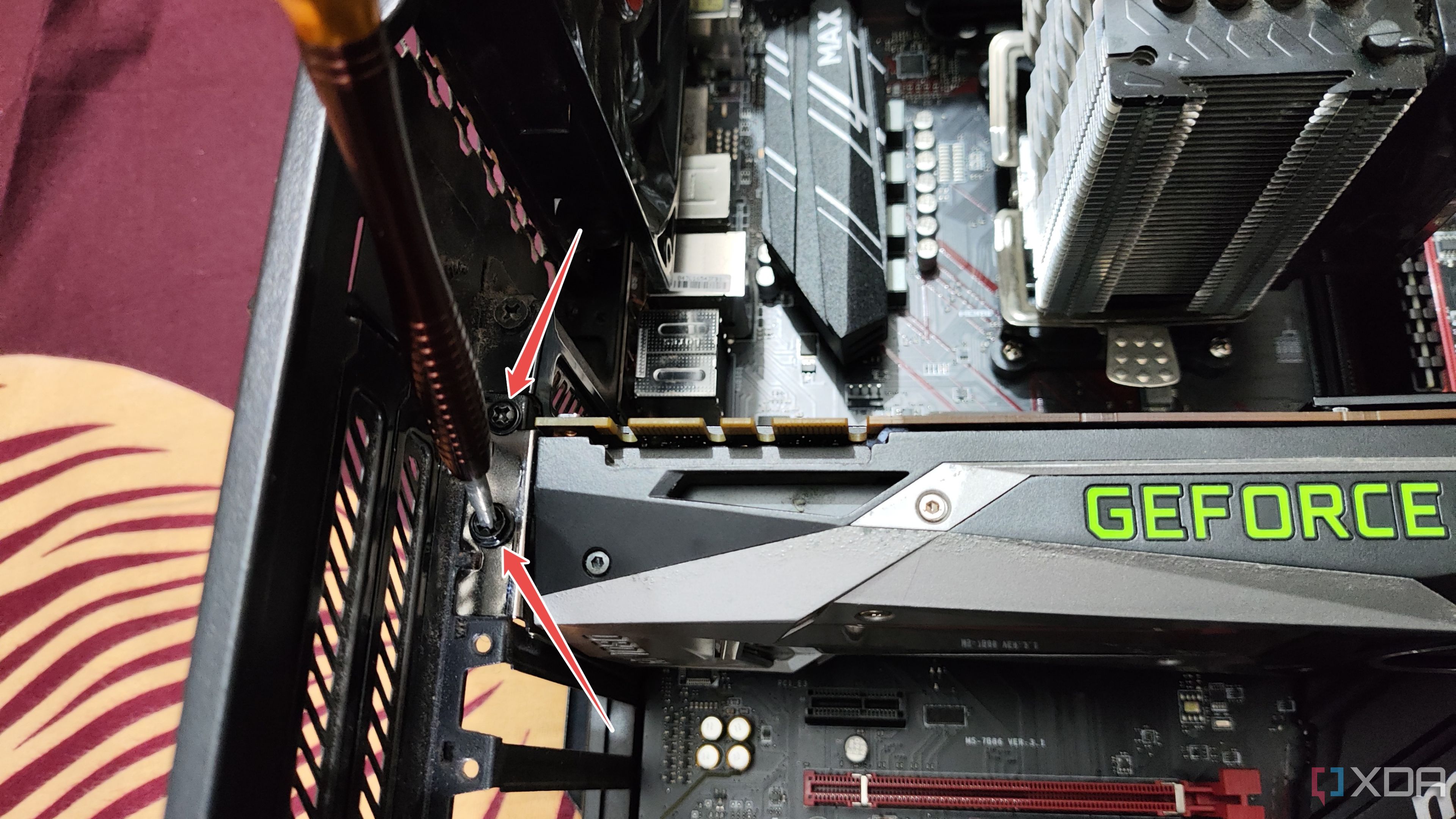 Quitar los tornillos que fijan la GPU a la ranura de expansión PCIe