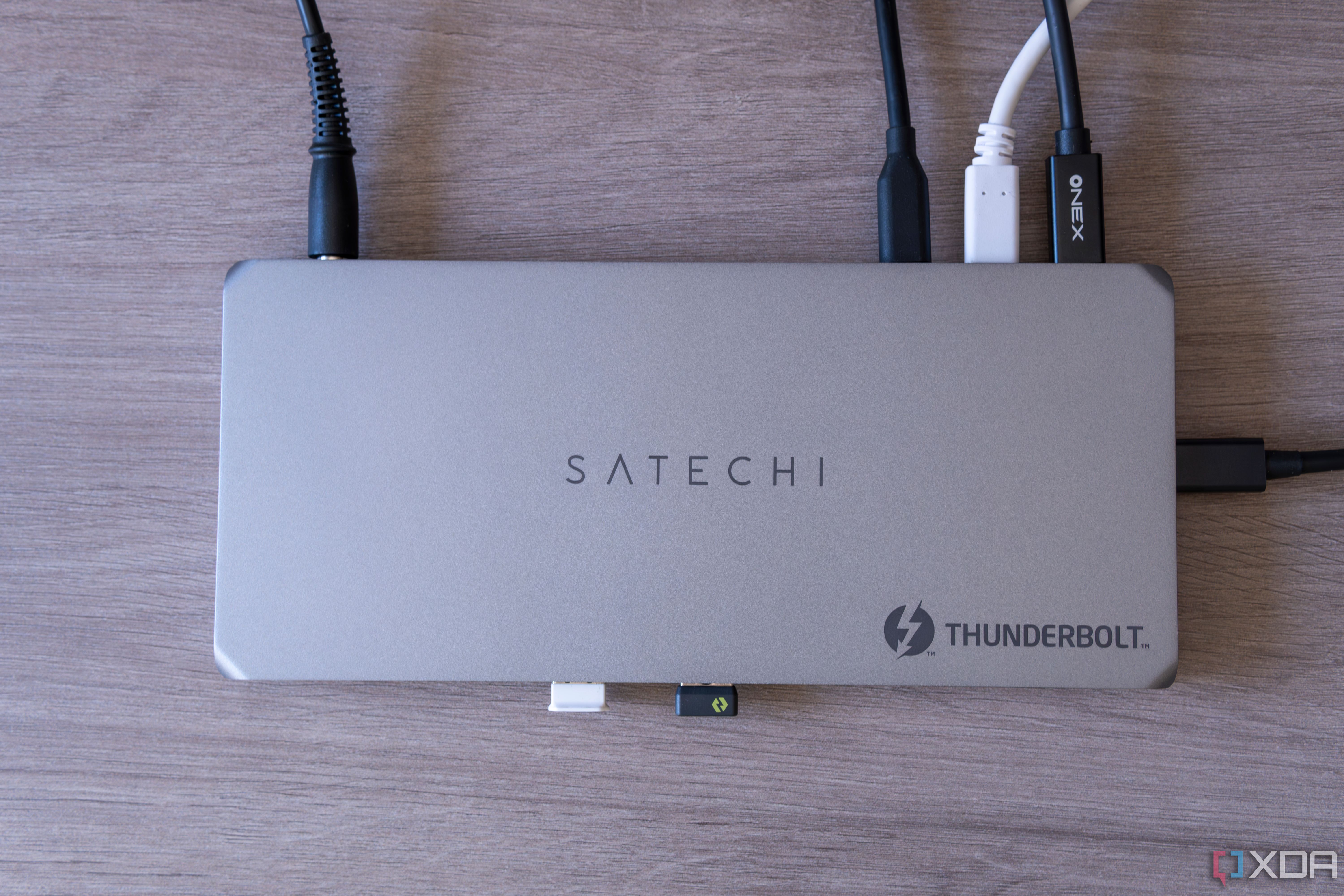 Vista de arriba hacia abajo de la estación de acoplamiento multipantalla Thunderbolt 4 de Satechi con varios periféricos conectados