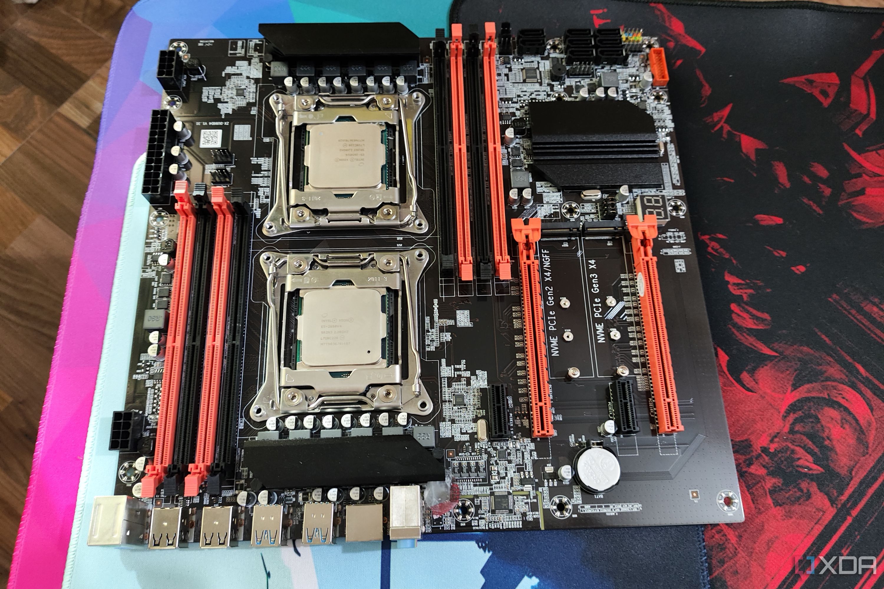 Una placa base de servidor X99 con dos CPU Intel Xeon instaladas