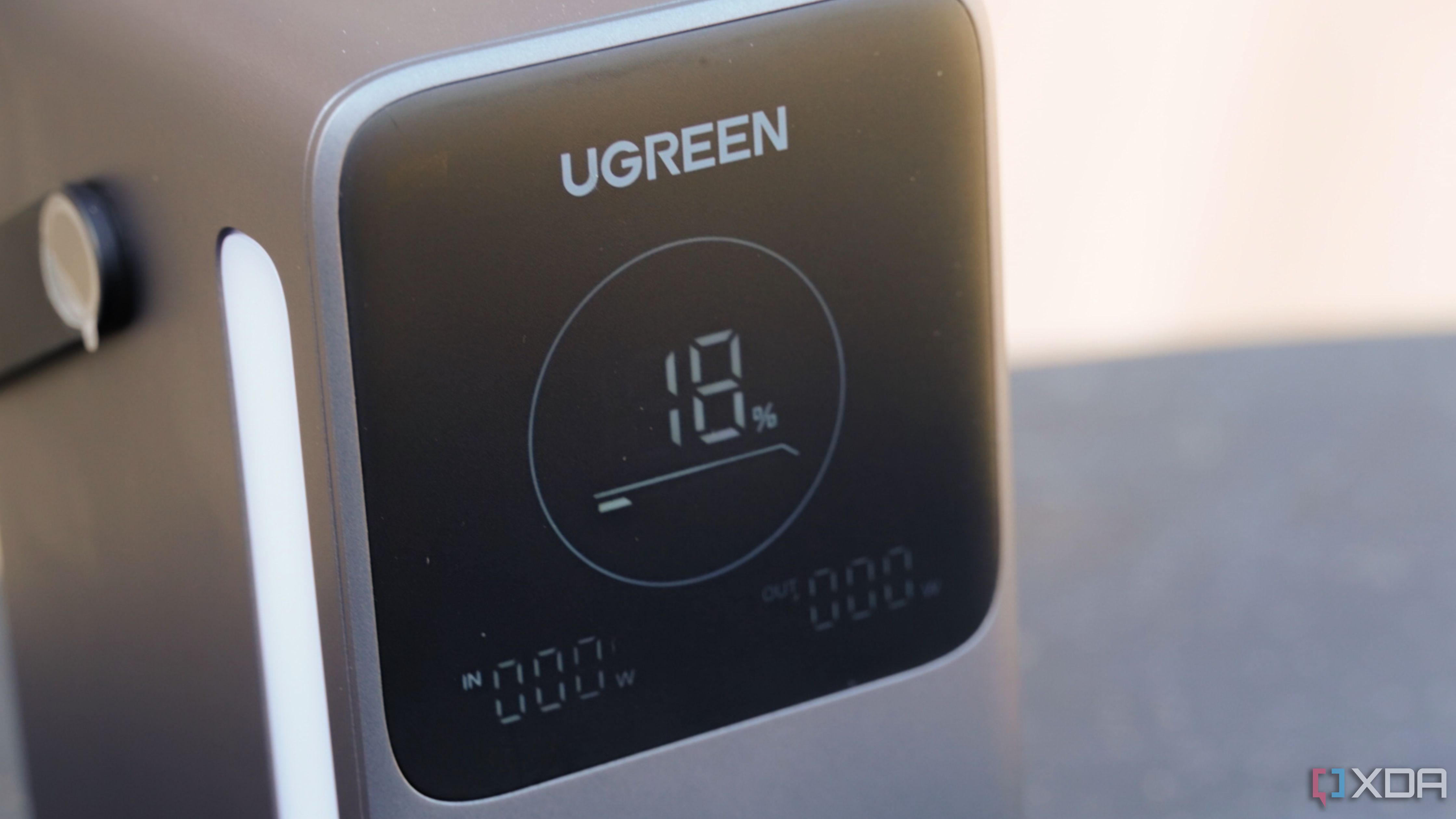 Un primer plano de la pantalla del banco de energía Ugreen de 48.000 mAh.