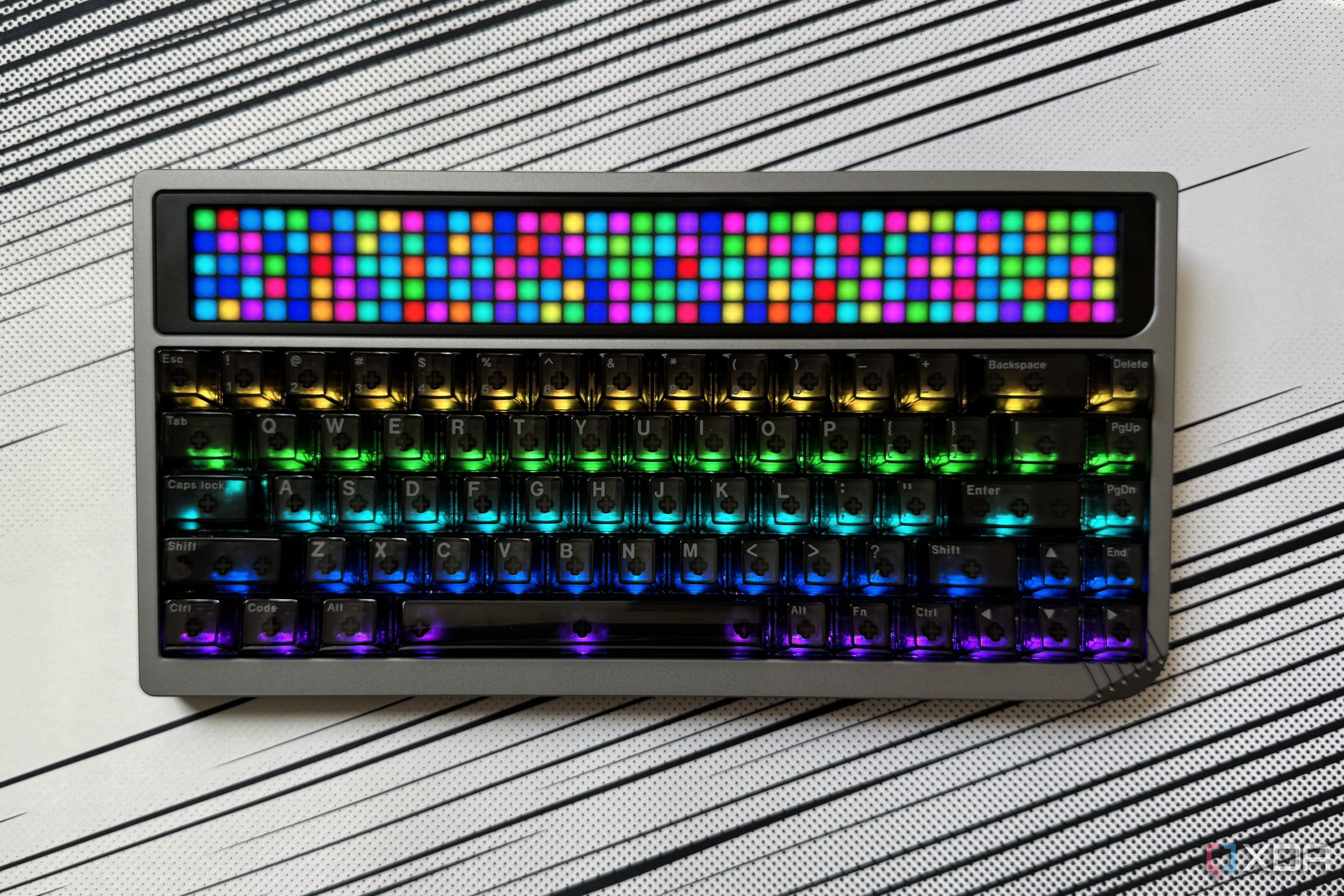 Teclado RGB 65 de Angry Miao sobre una alfombrilla de escritorio