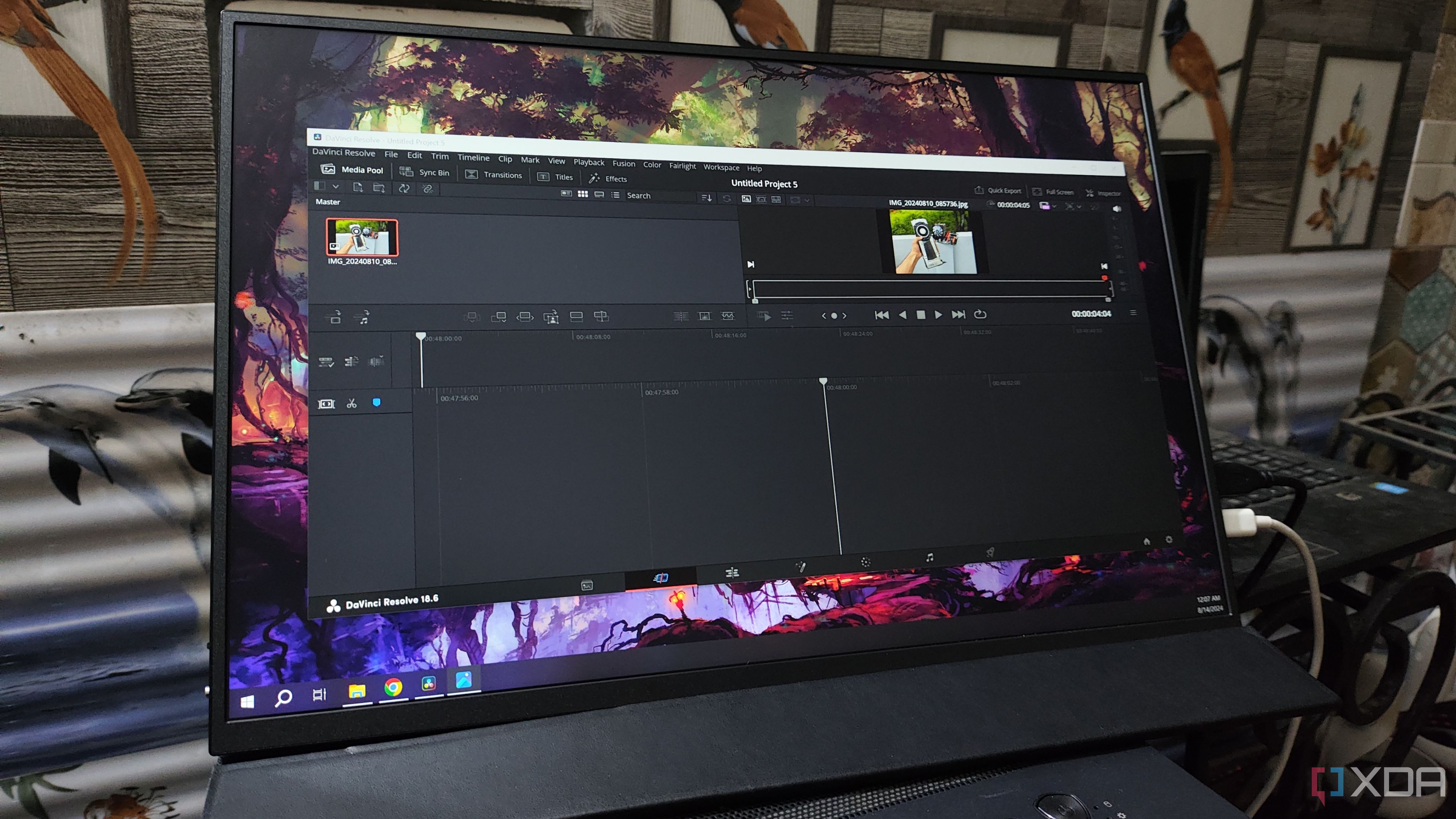 La interfaz de usuario de DaVinci Resolve mostrada en un monitor portátil Uperfect UGame K118