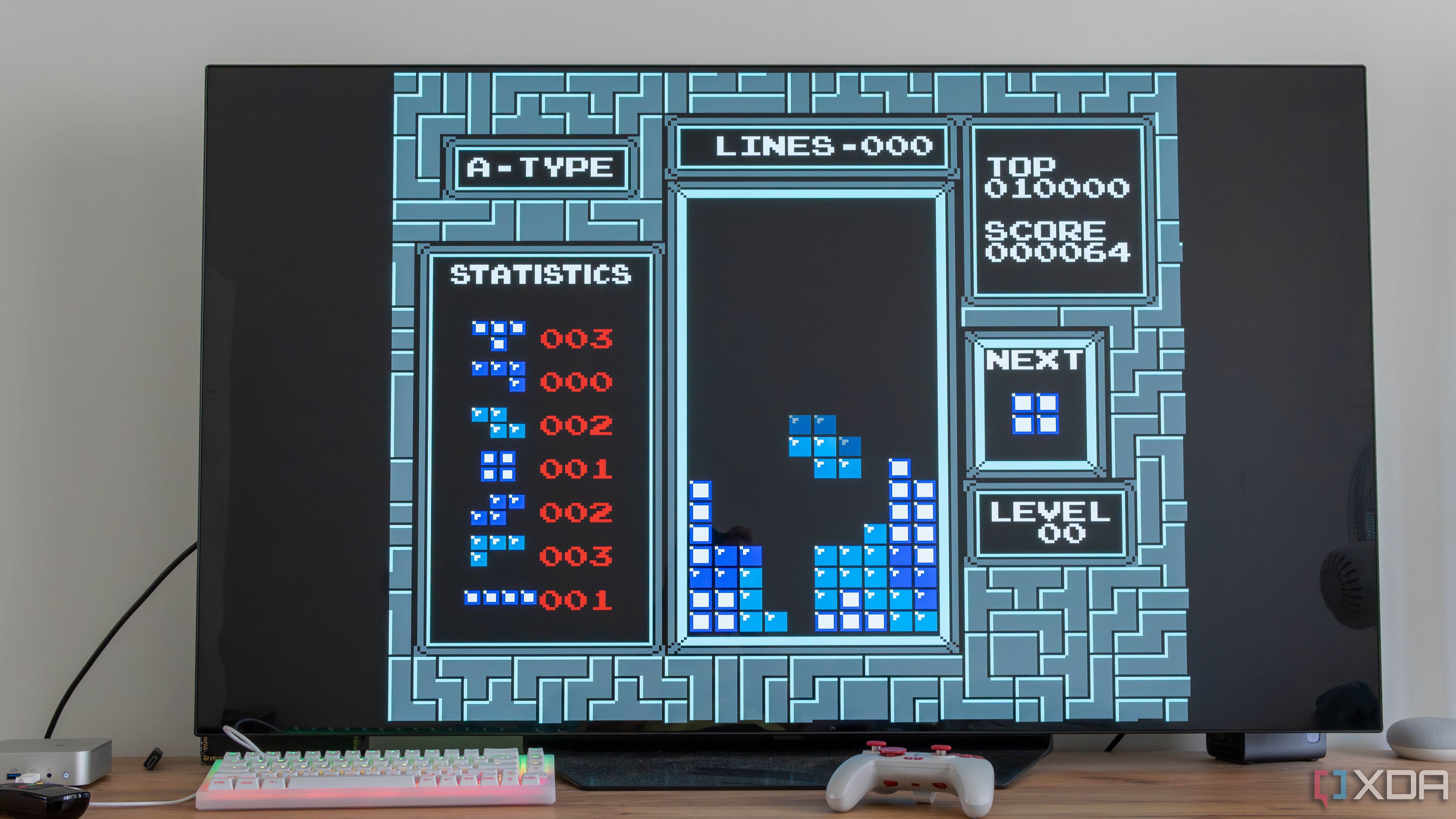 Un televisor que muestra Tetris para NES ejecutándose en EmulationStation