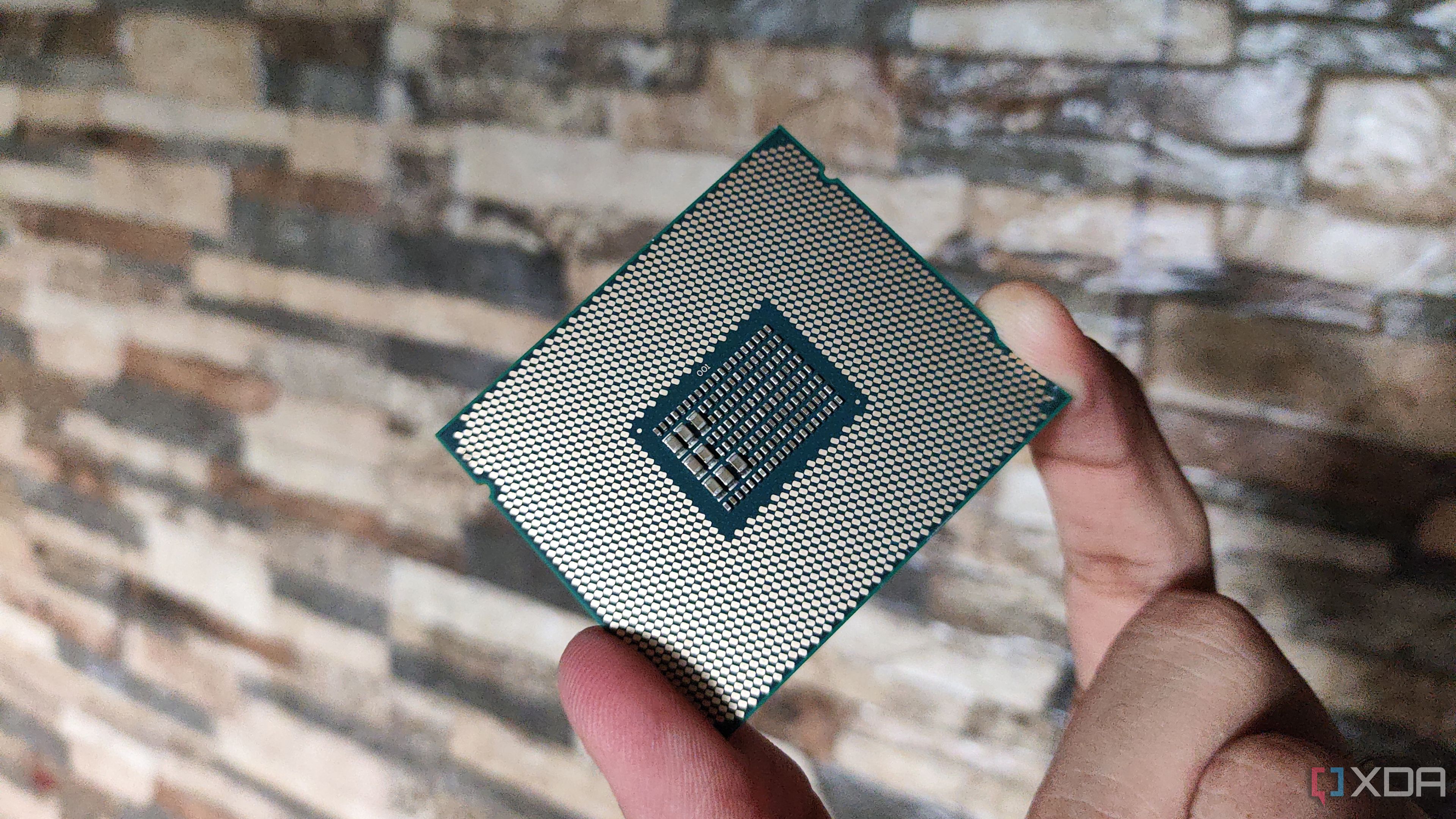 Una persona sosteniendo un procesador Intel Xeon E5-2650 v4 de nivel servidor