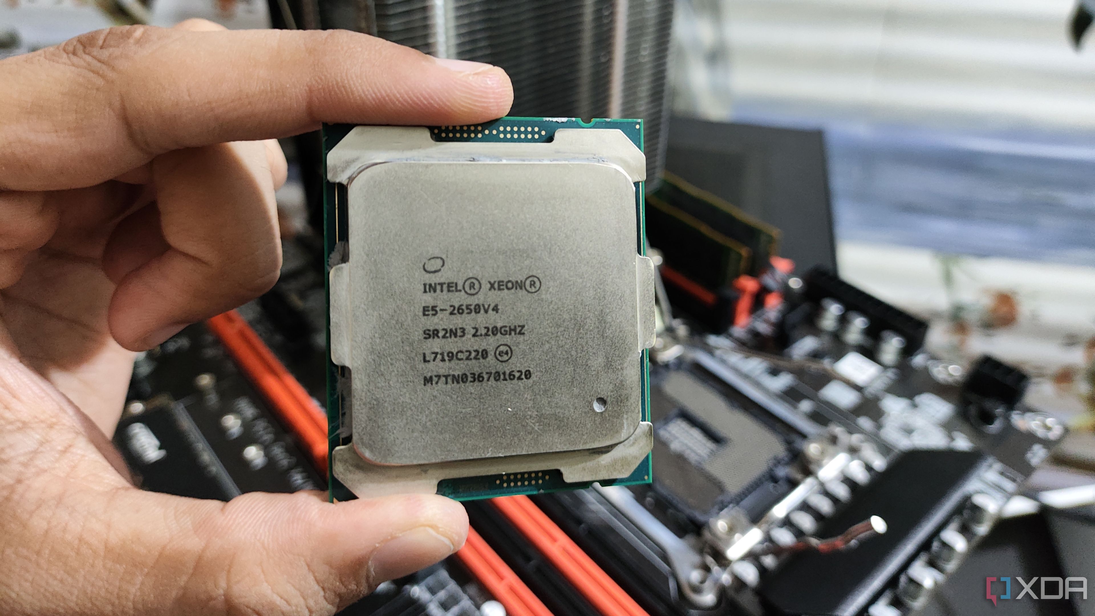 Una persona sosteniendo un procesador Intel Xeon E5-2650 v4 de nivel servidor