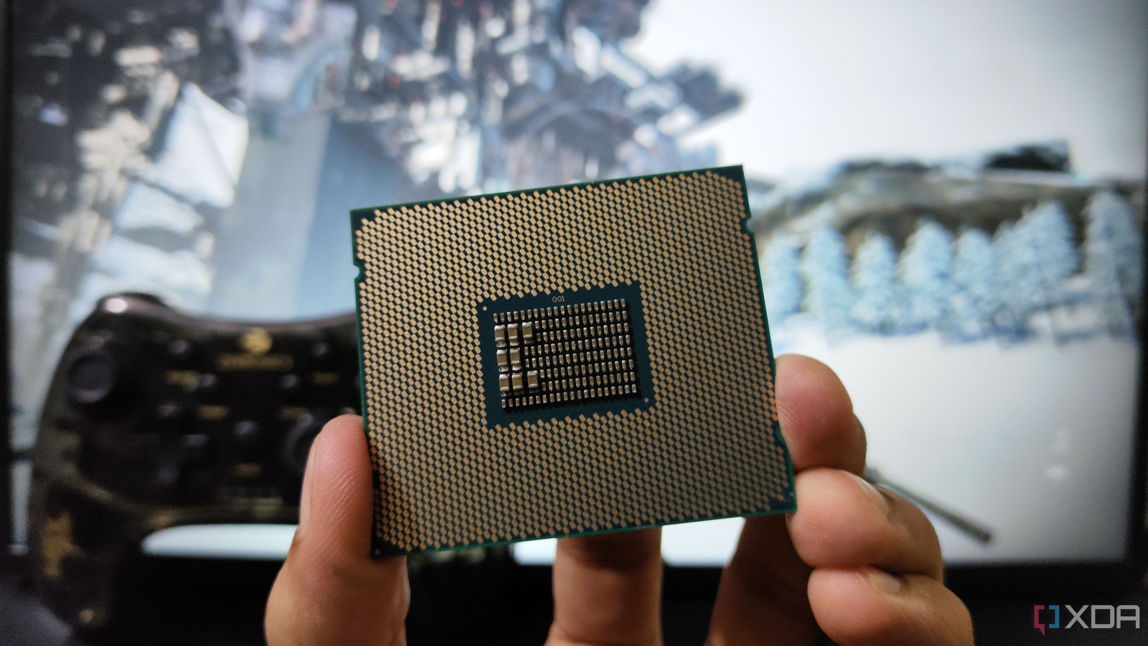 Una persona sosteniendo un procesador Intel Xeon E5-2650 v4 de nivel servidor