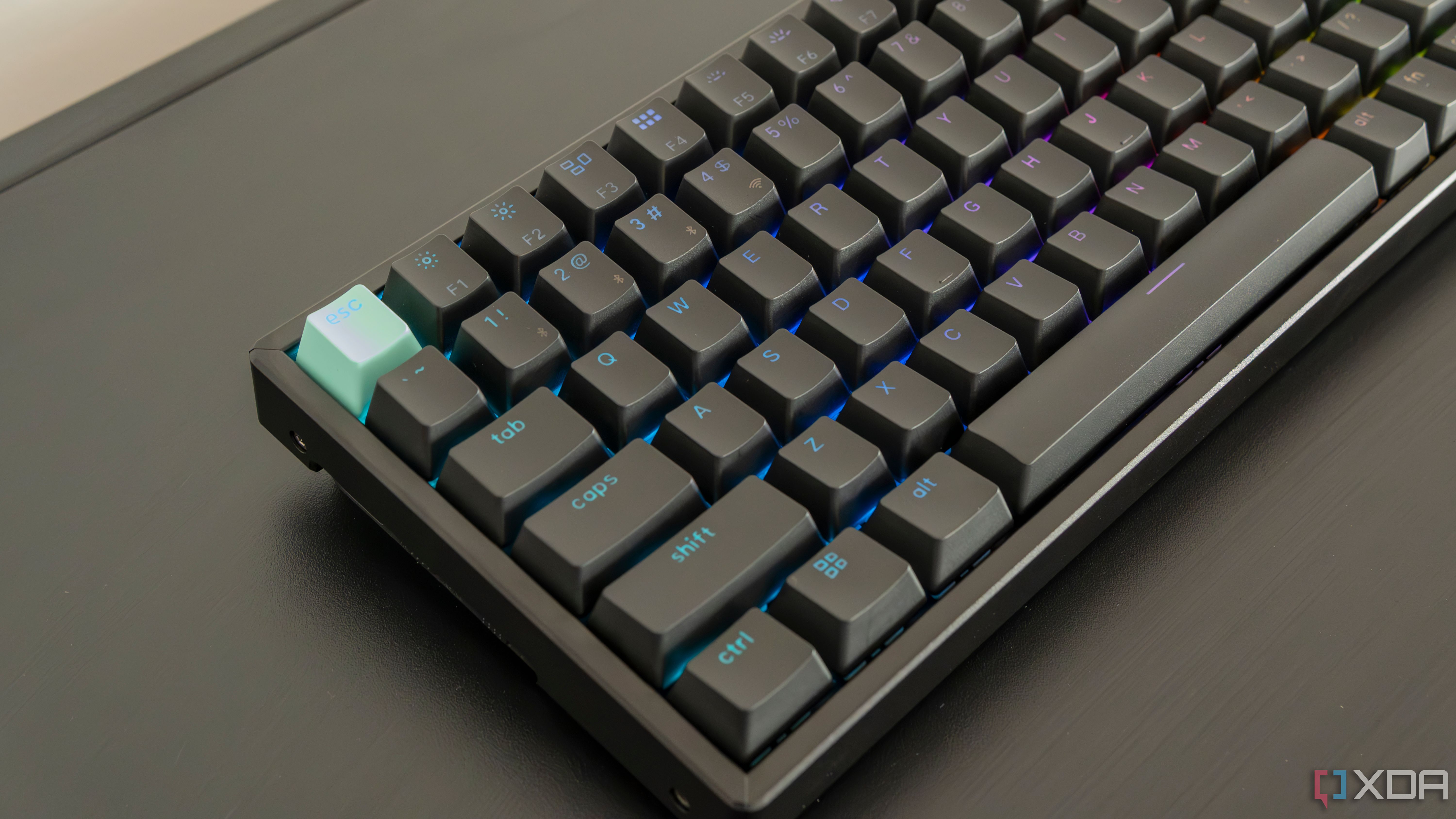 Vista de primer plano del lado derecho del Keychron K2 HE con iluminación RGB habilitada