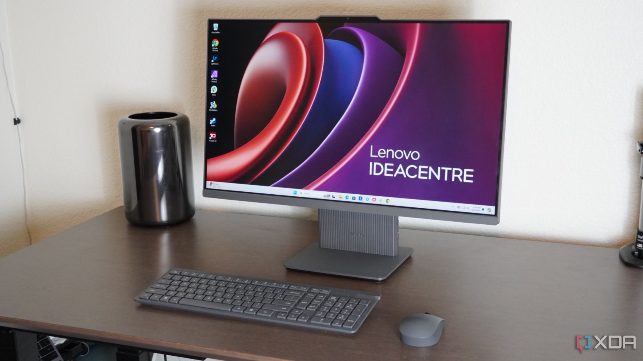 Una vista en ángulo del Lenovo IdeaCenter AIO en un escritorio.