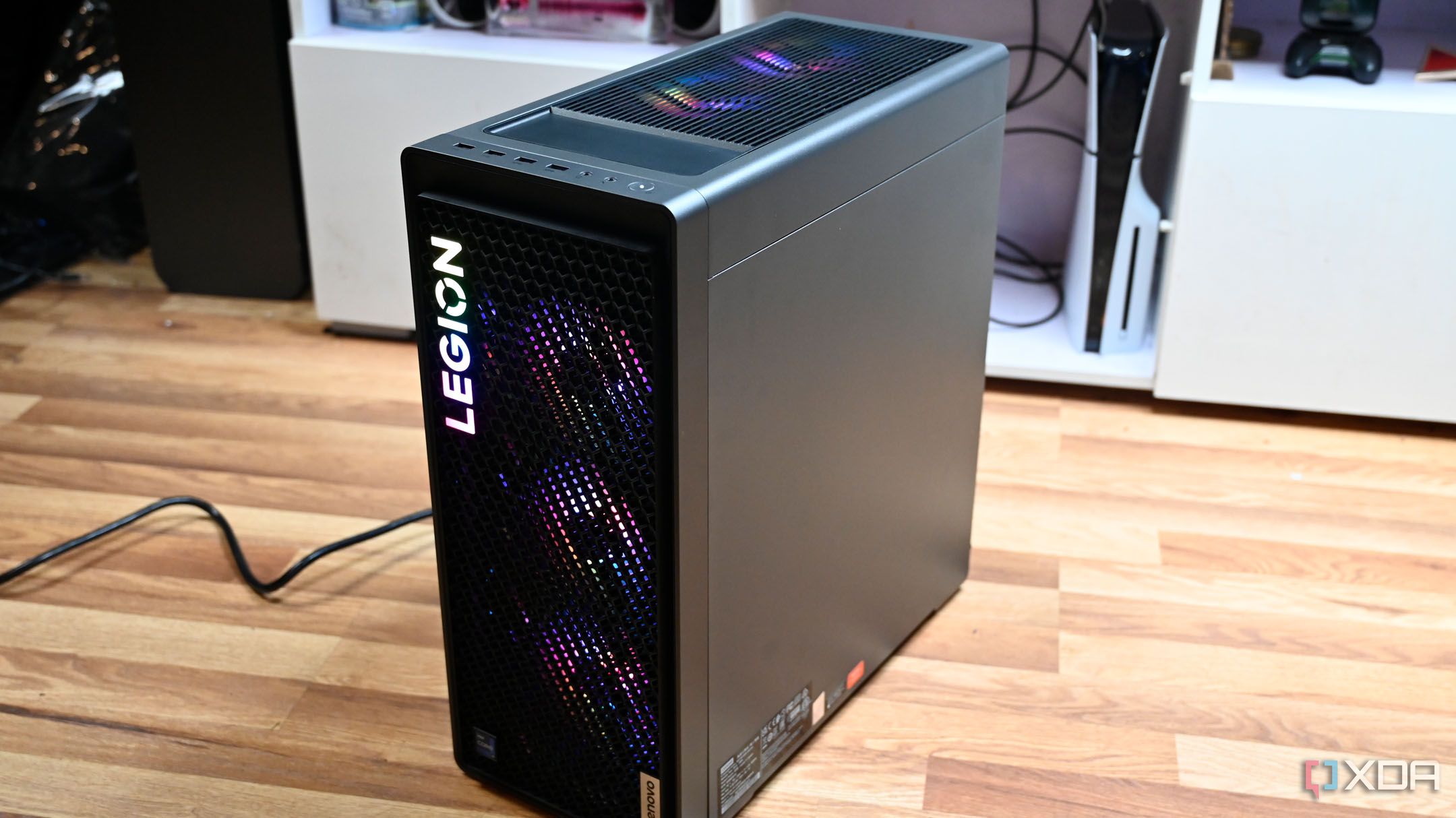 Lenovo Legion 7i Gen 8 que muestra el panel lateral derecho