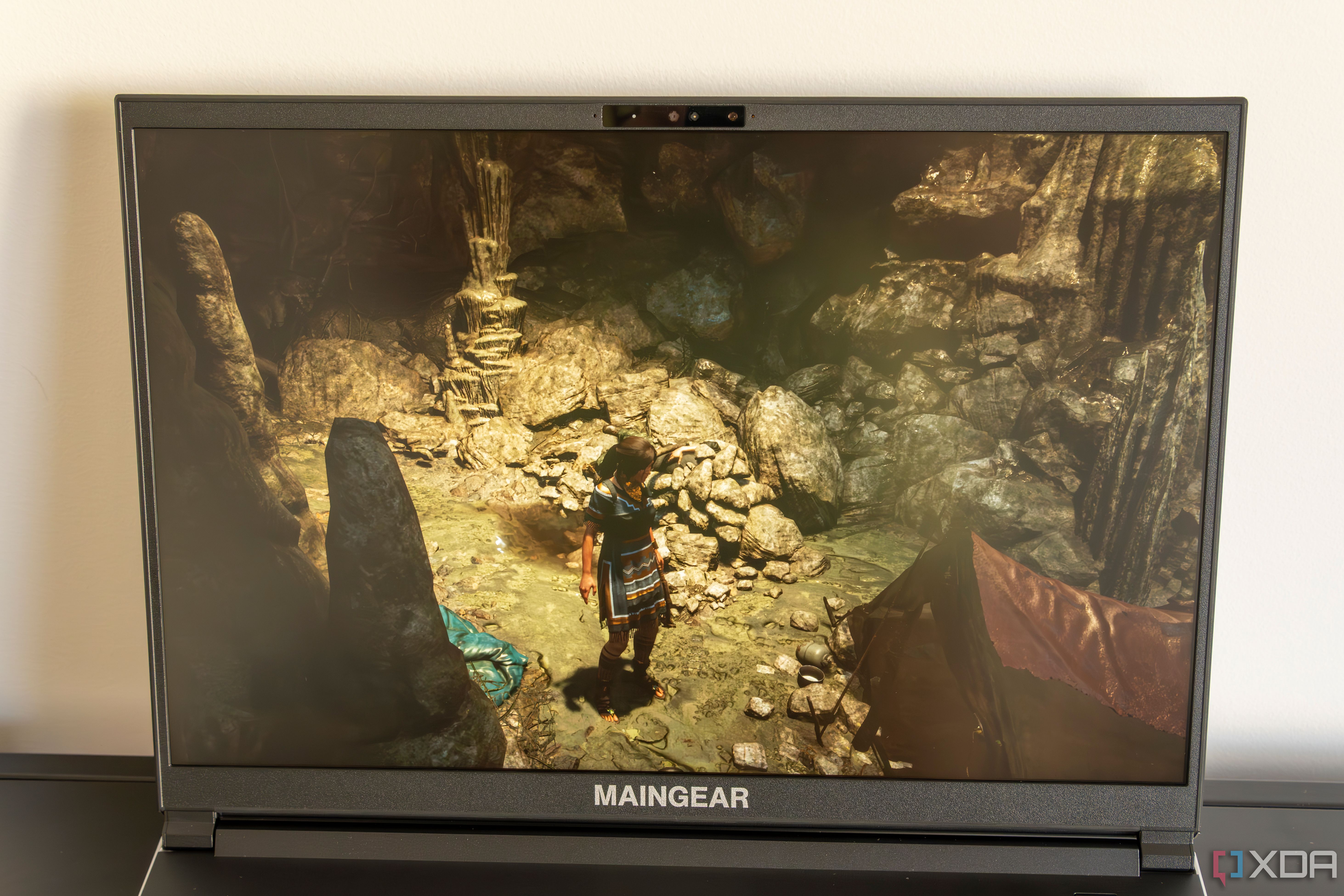 Vista frontal ligeramente inclinada del Maingear ML-16 jugando Shadow of the Tomb Raider