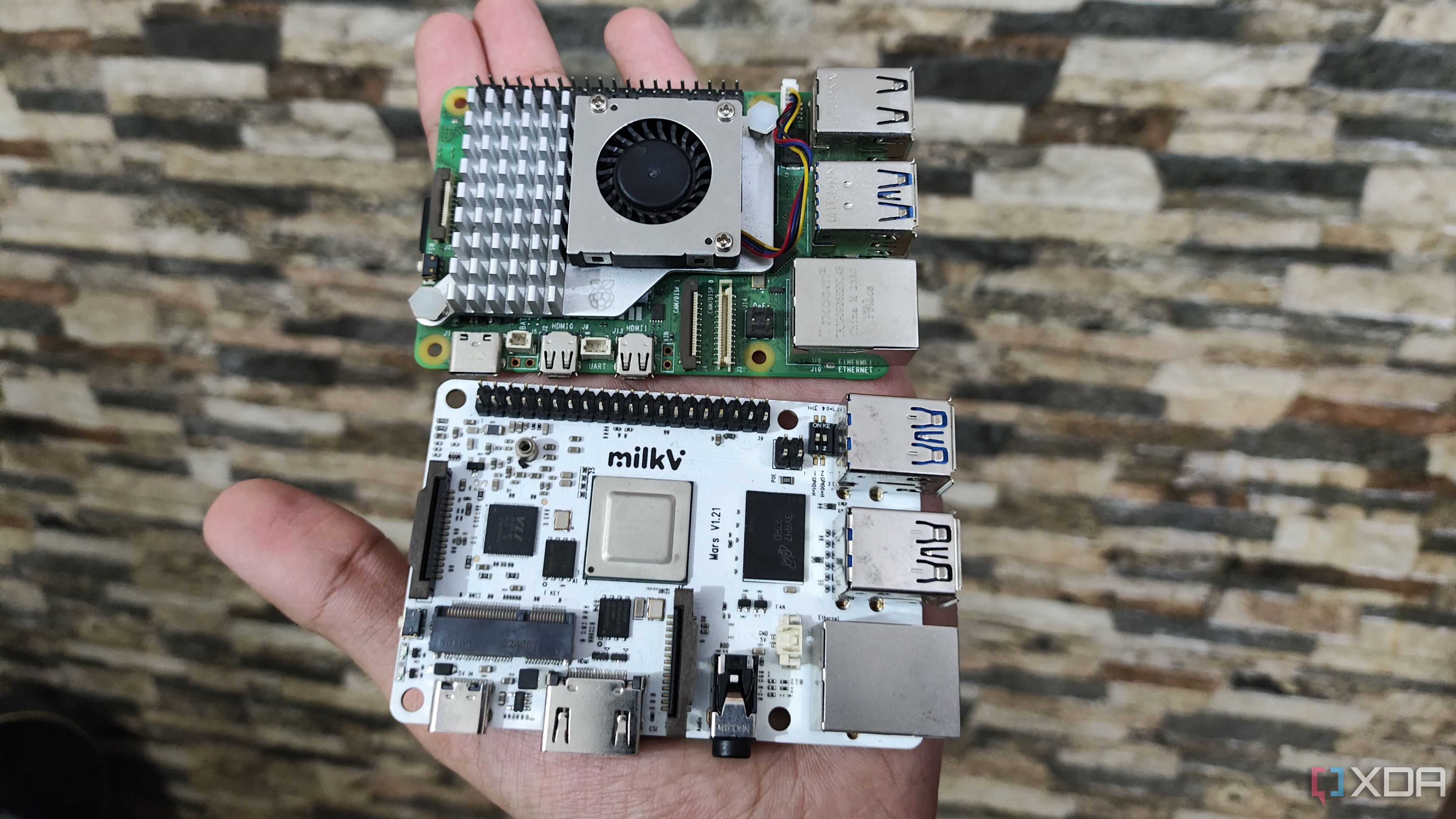 Una persona sosteniendo una Raspberry Pi 5 y un Milk-V Mars