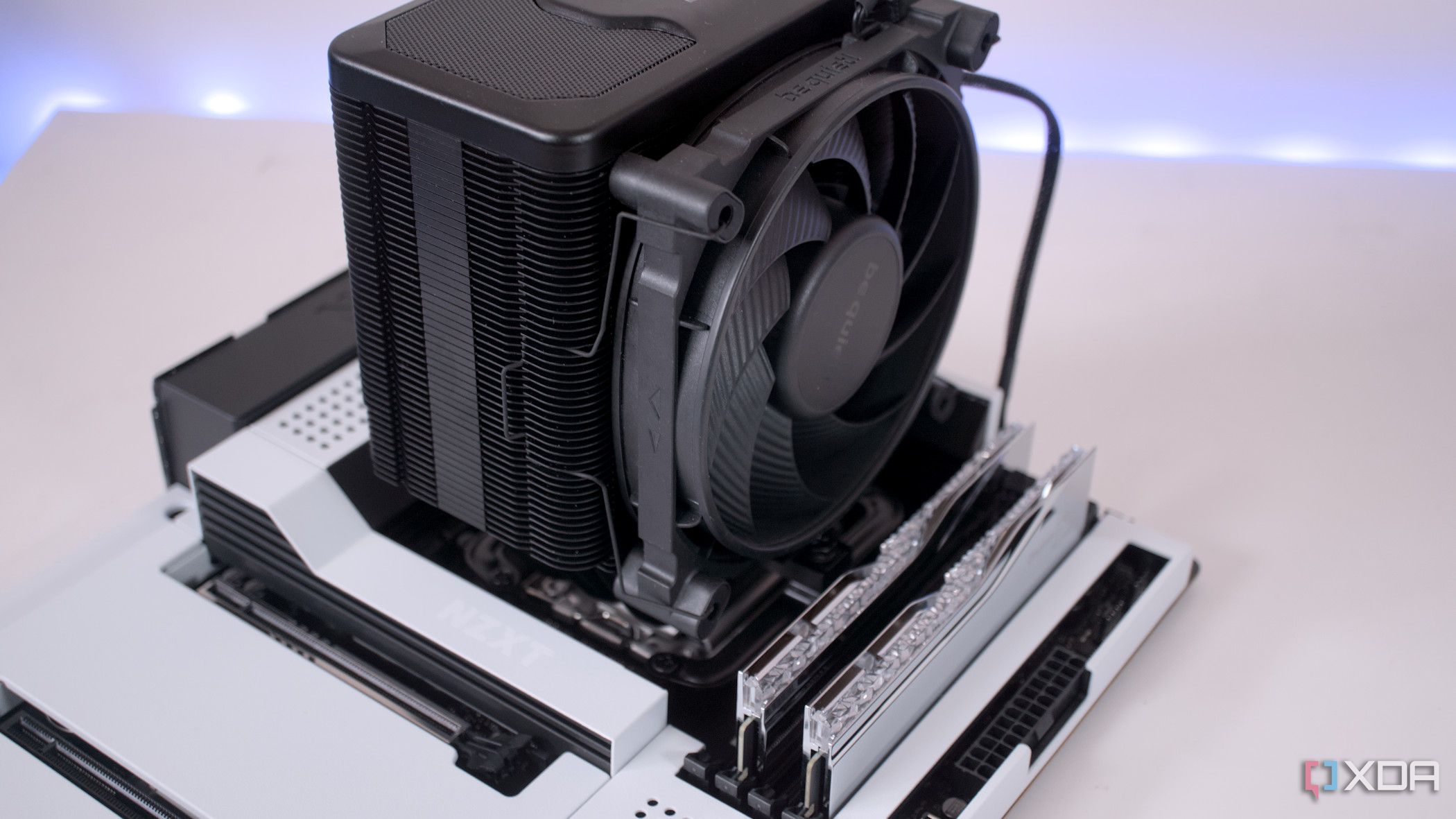 NZXT N7 B650E con disipador de calor para CPU