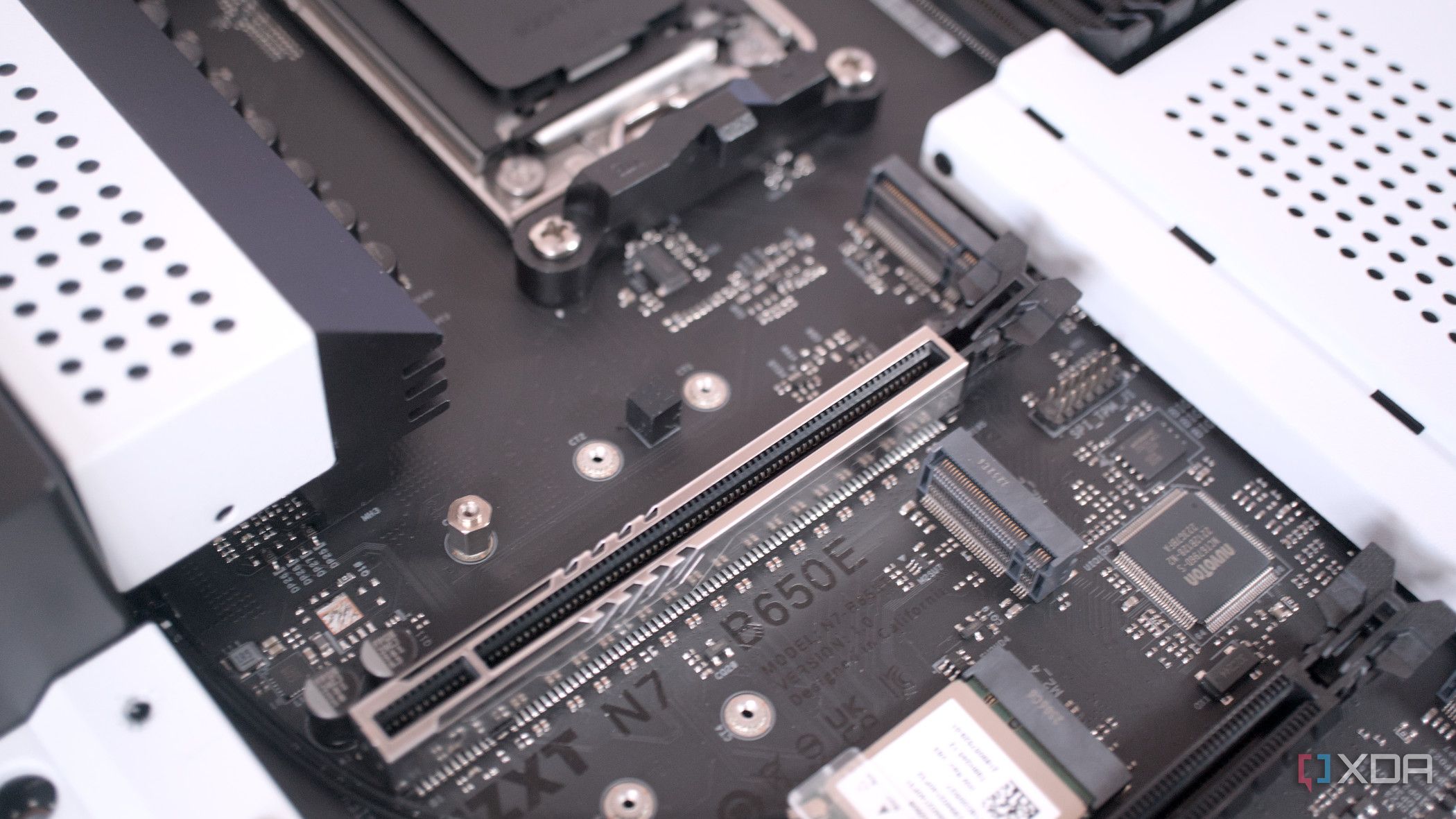 NZXT N7 B650E expansion slots