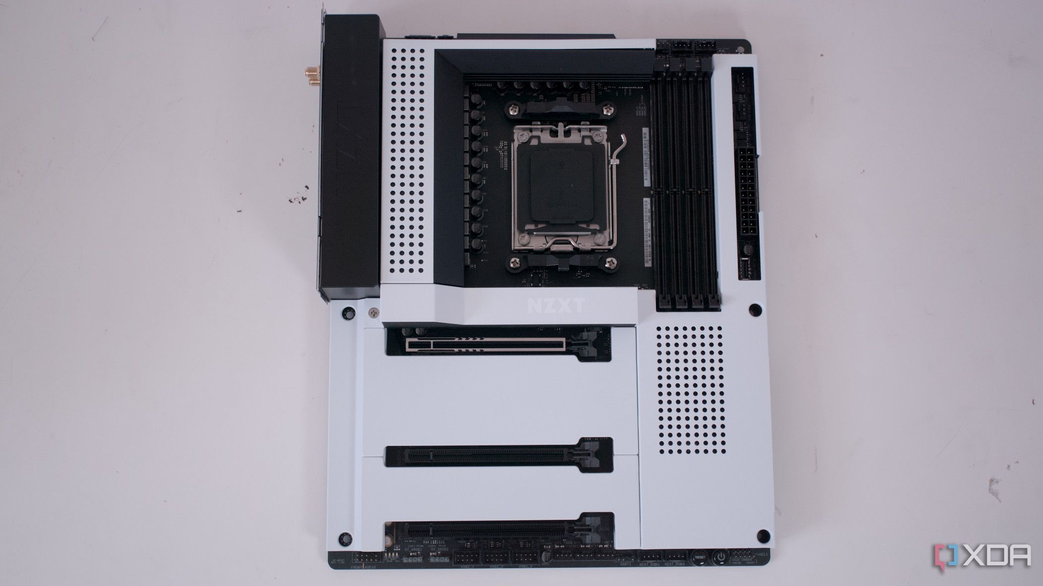 Vista superior del NZXT N7 B650E