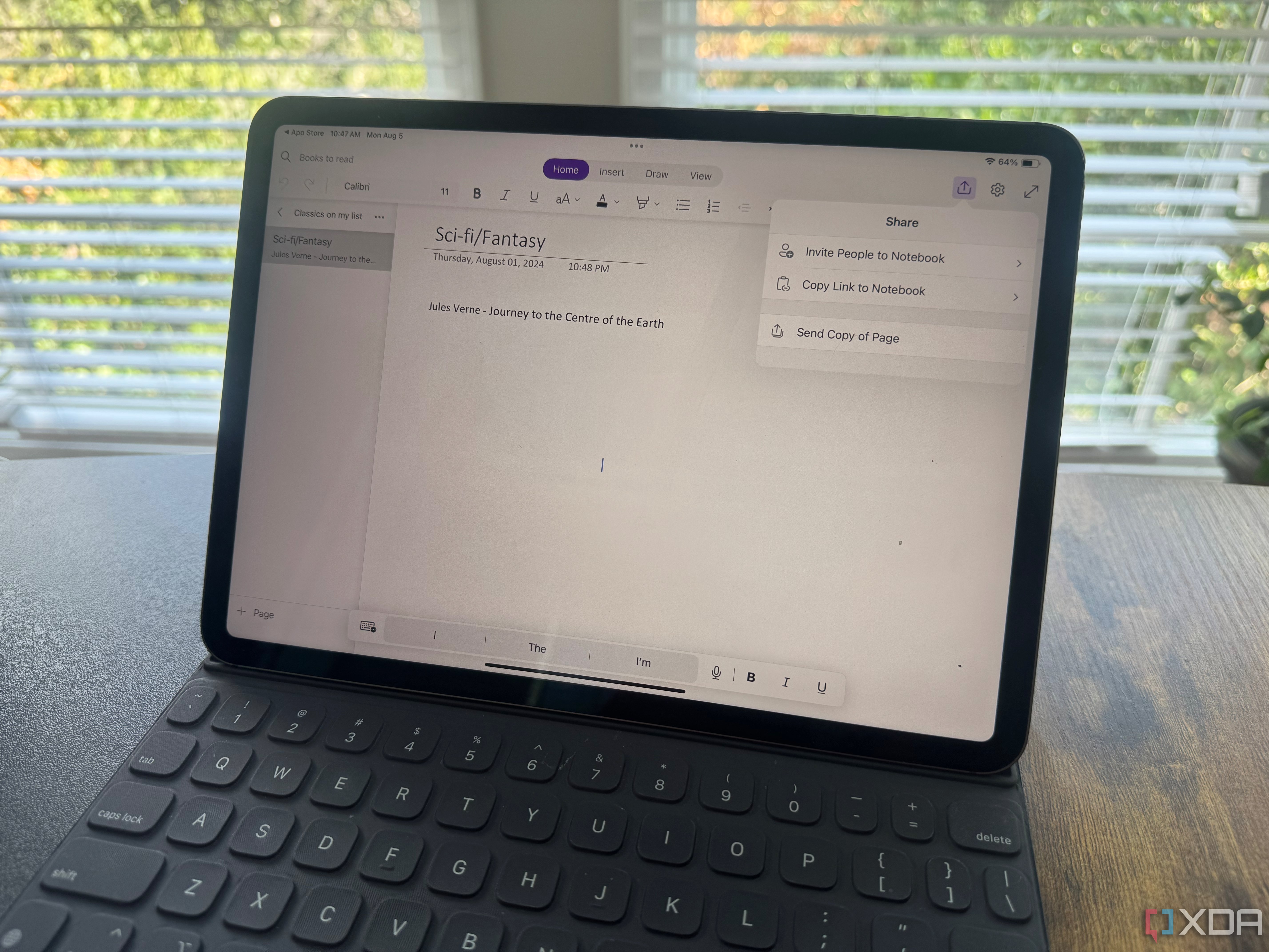 Fotografía de un iPad en una computadora de escritorio con la aplicación OneNote abierta