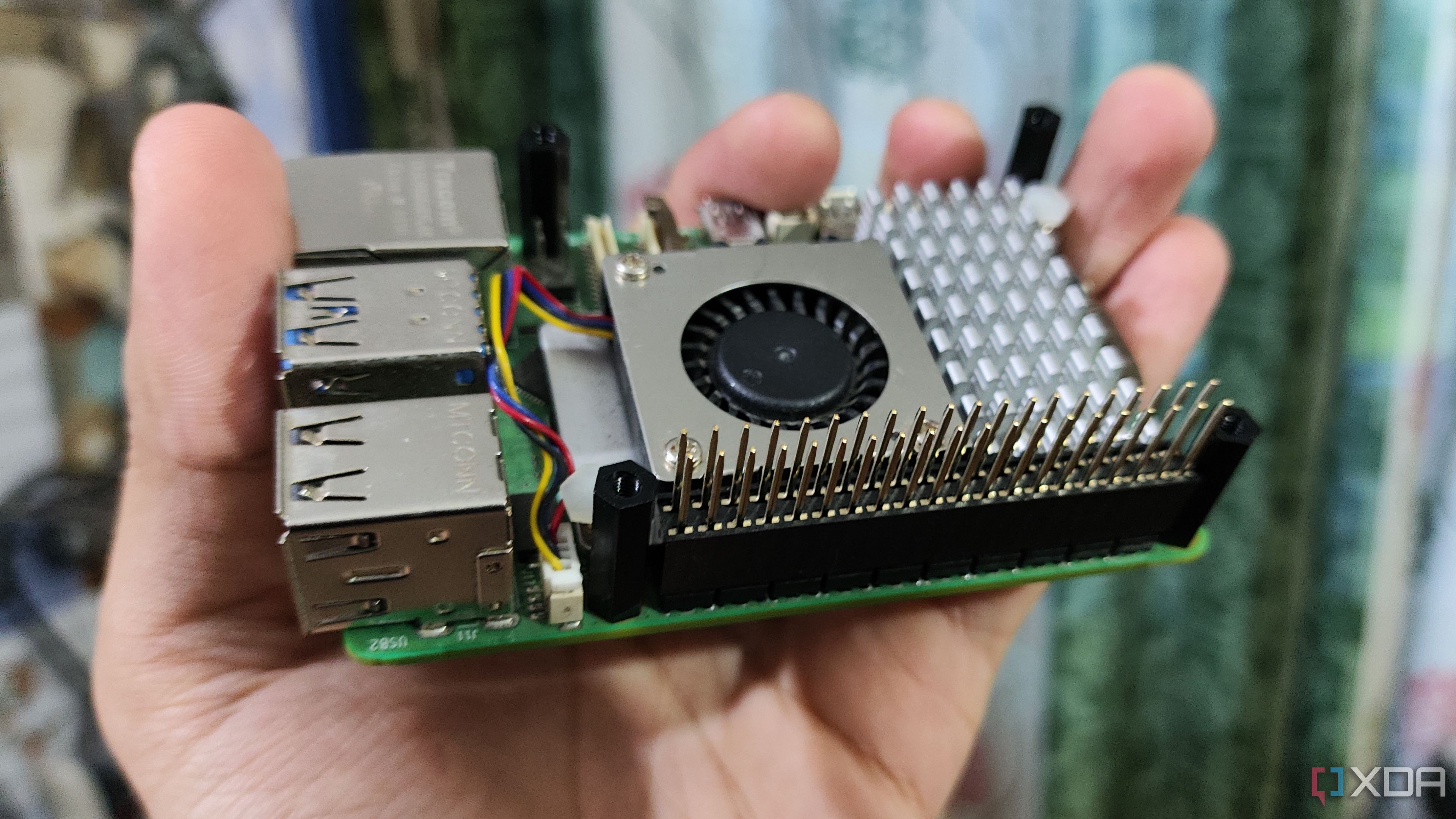 La Raspberry Pi 5 es lo suficientemente pequeña como para sostenerla fácilmente en la mano.