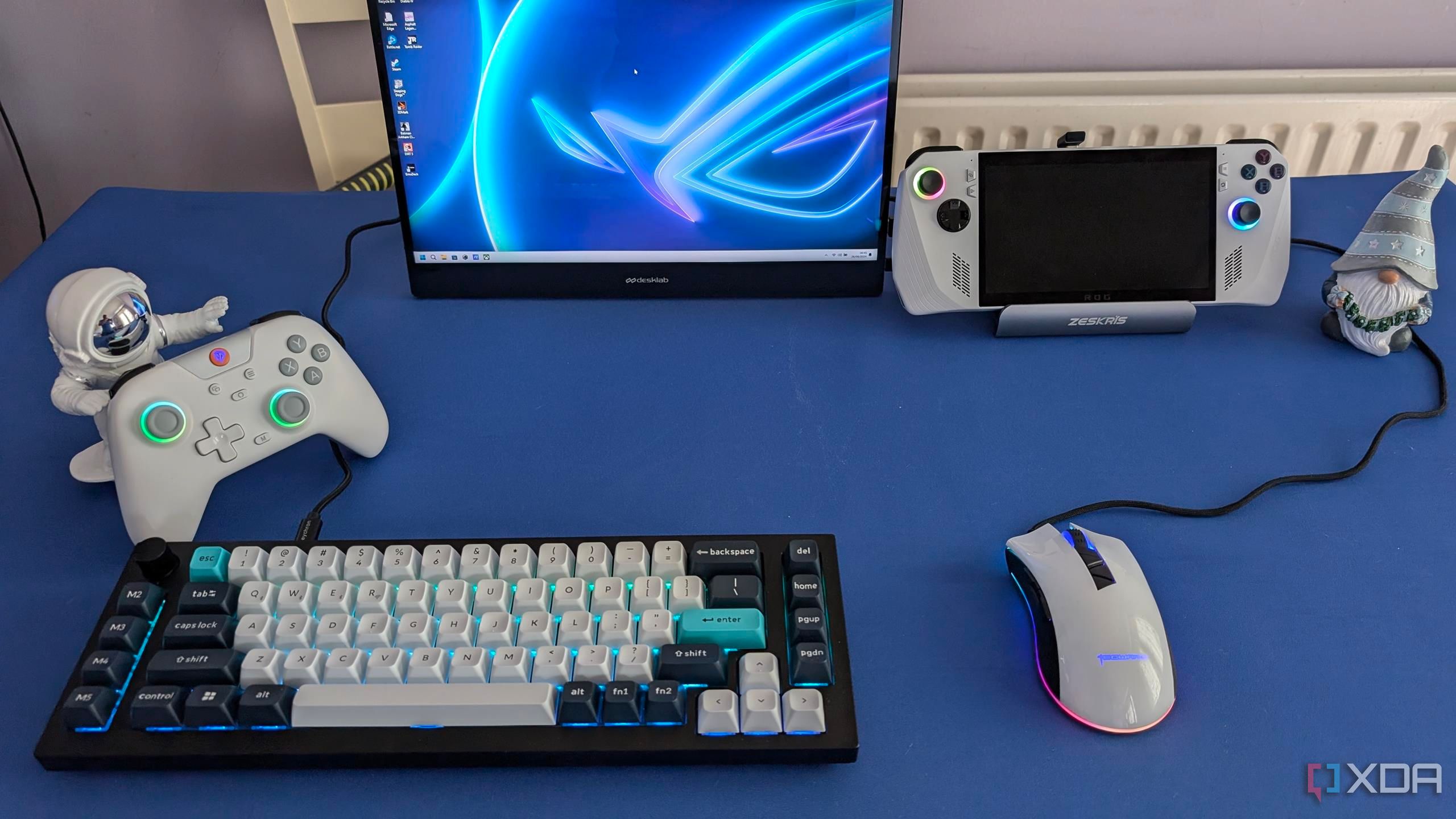 rog ally en monitor portátil con teclado, ratón y controlador