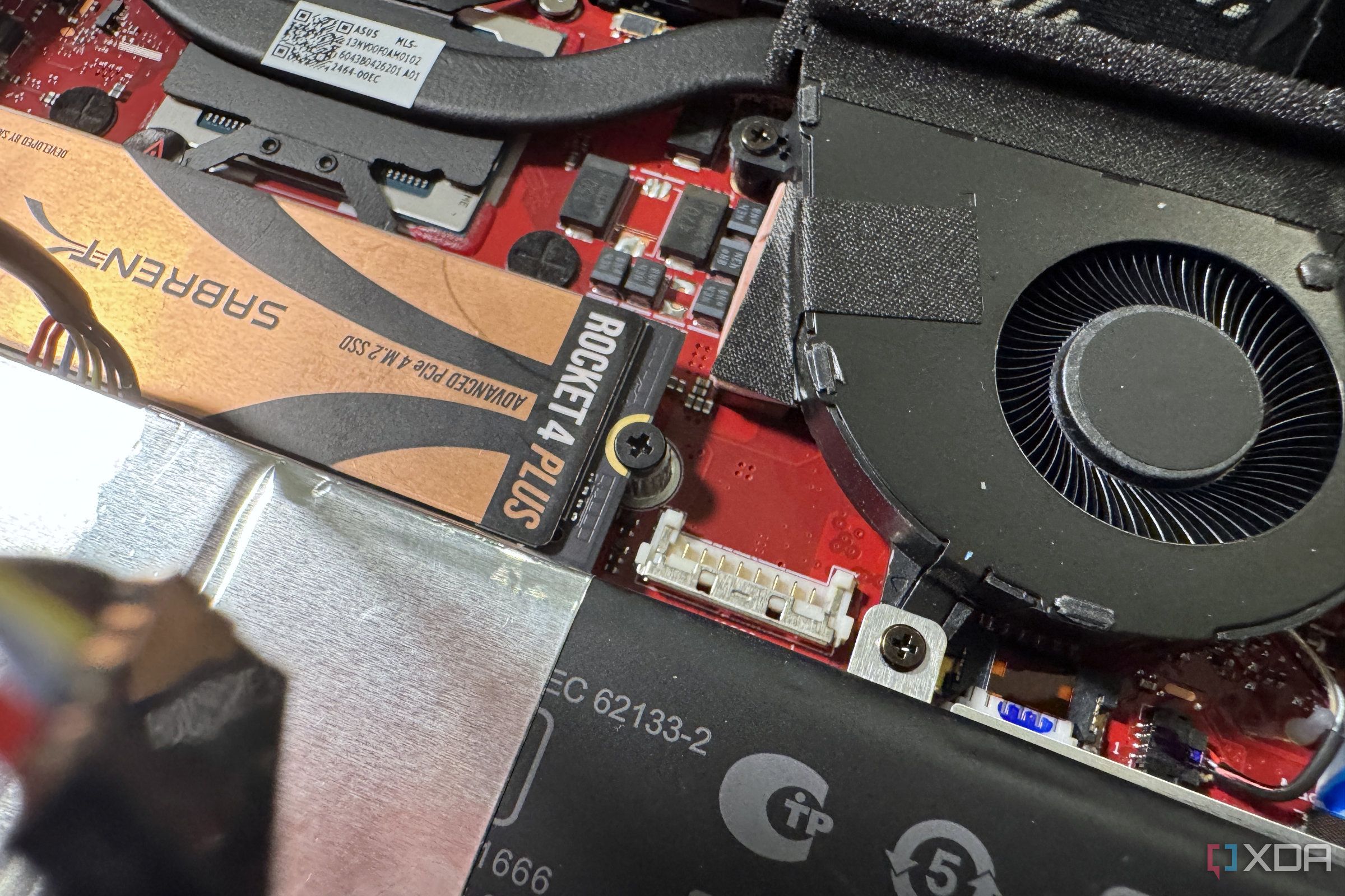 SSD Sabrent de 2 TB conectado a la ranura M.2 de ROG Allied X