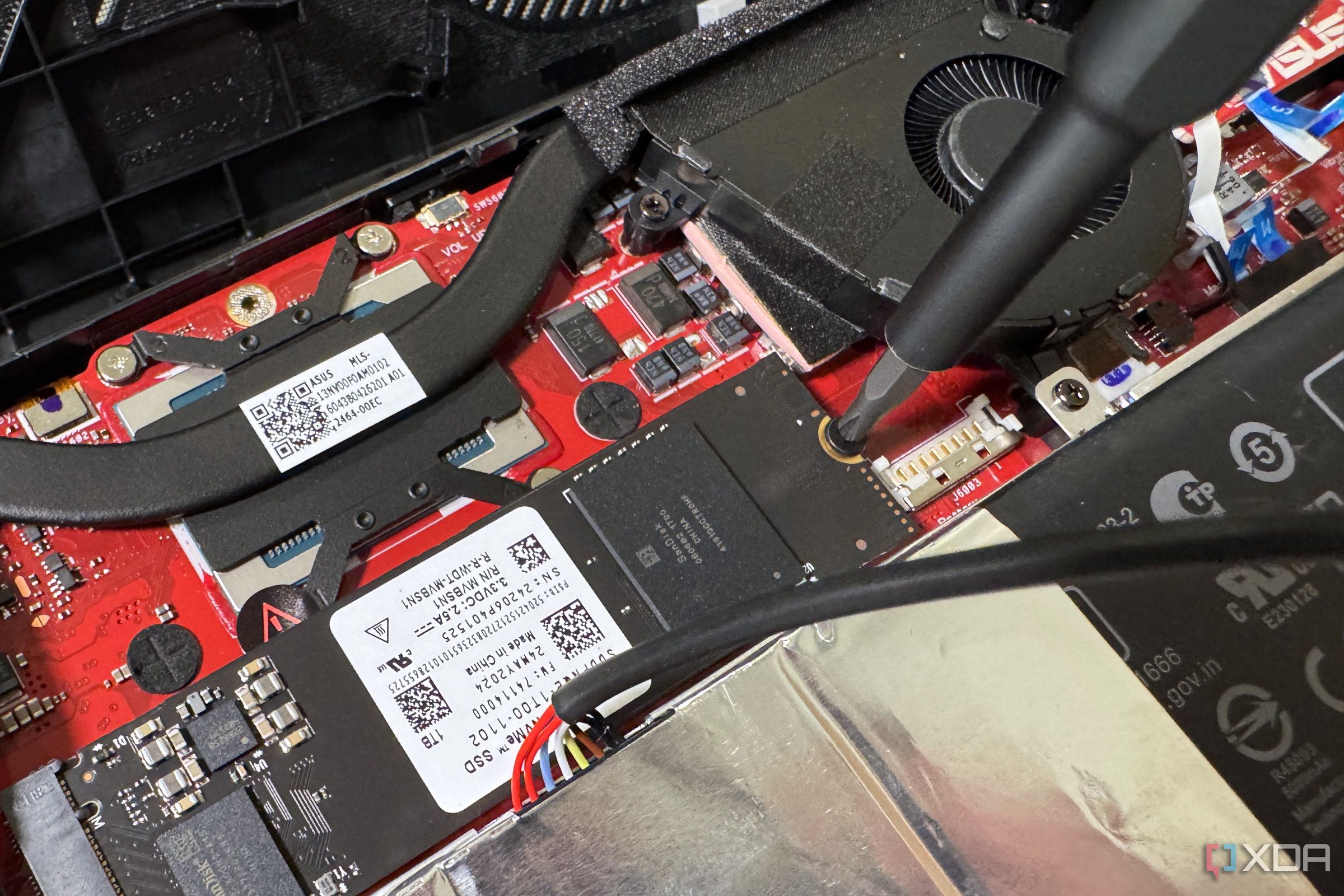 Destornillador para desatornillar la fijación del SSD en el Rog Ally X