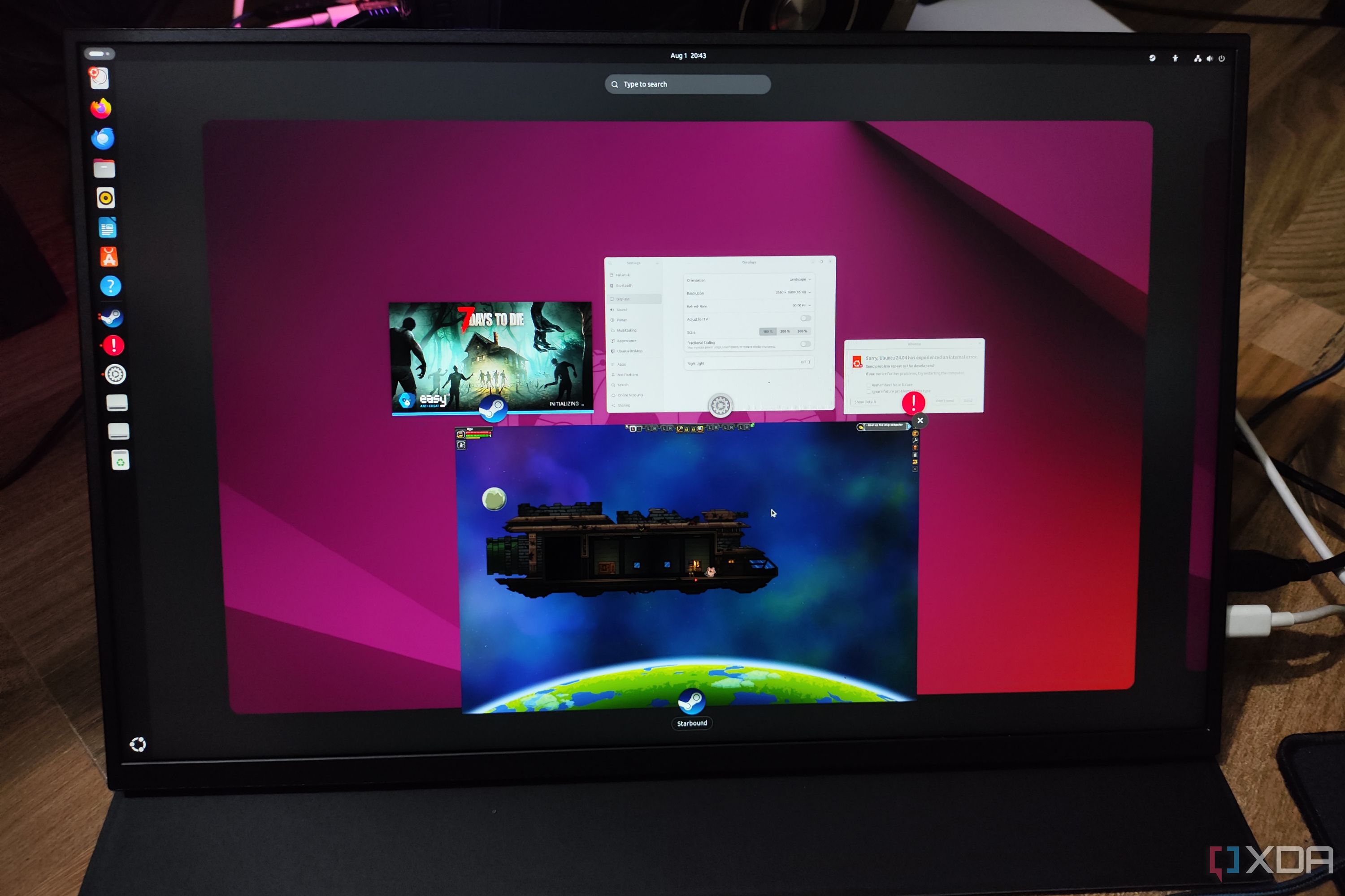 Un Uperfect UGame K118 que muestra la pantalla de inicialización de 7 Days to Die, el mensaje de error de Ubuntu, la aplicación Configuración y Starbound