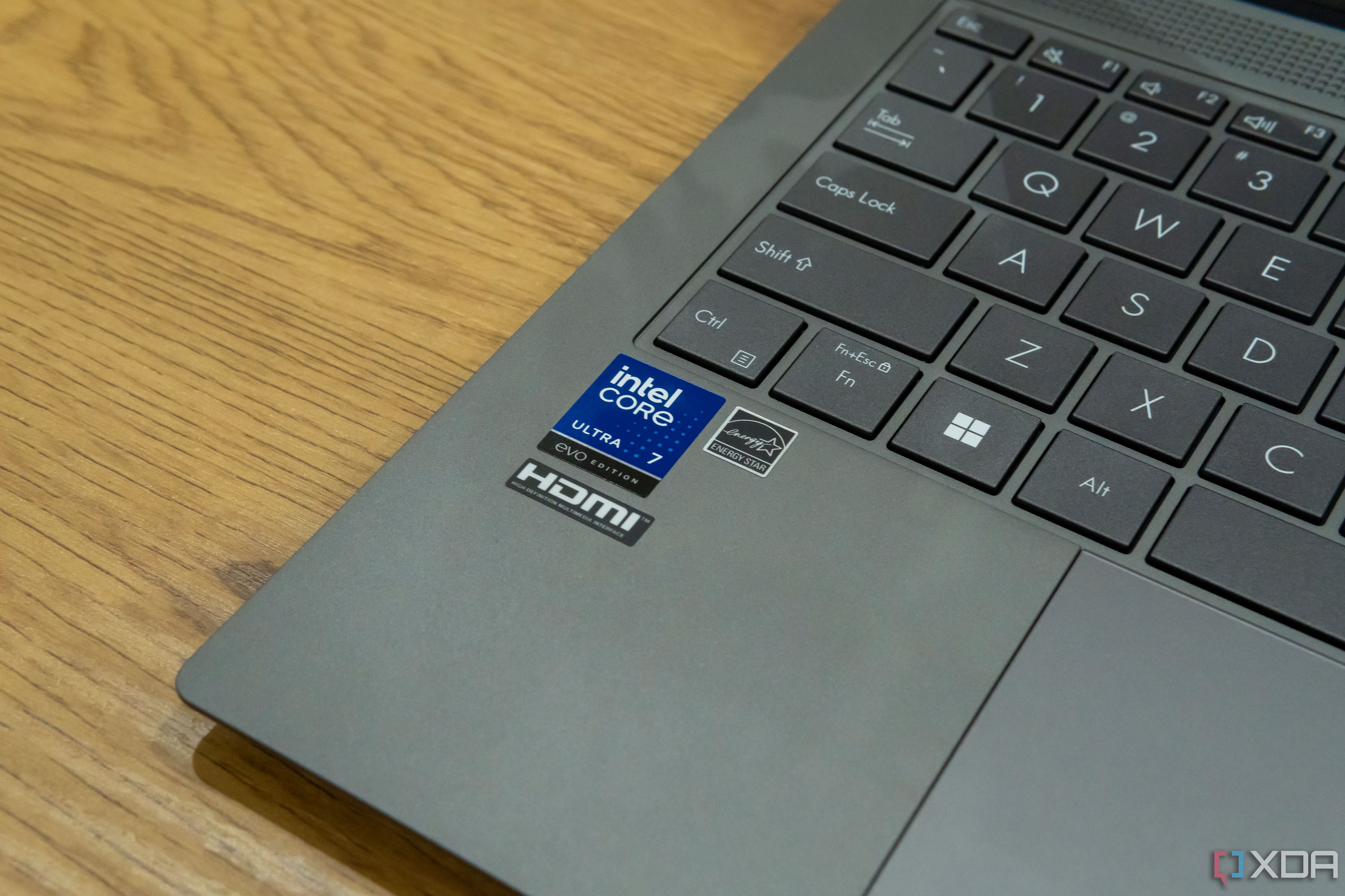 Vista de cerca de la etiqueta de Intel en el Asus Zenbook S 14