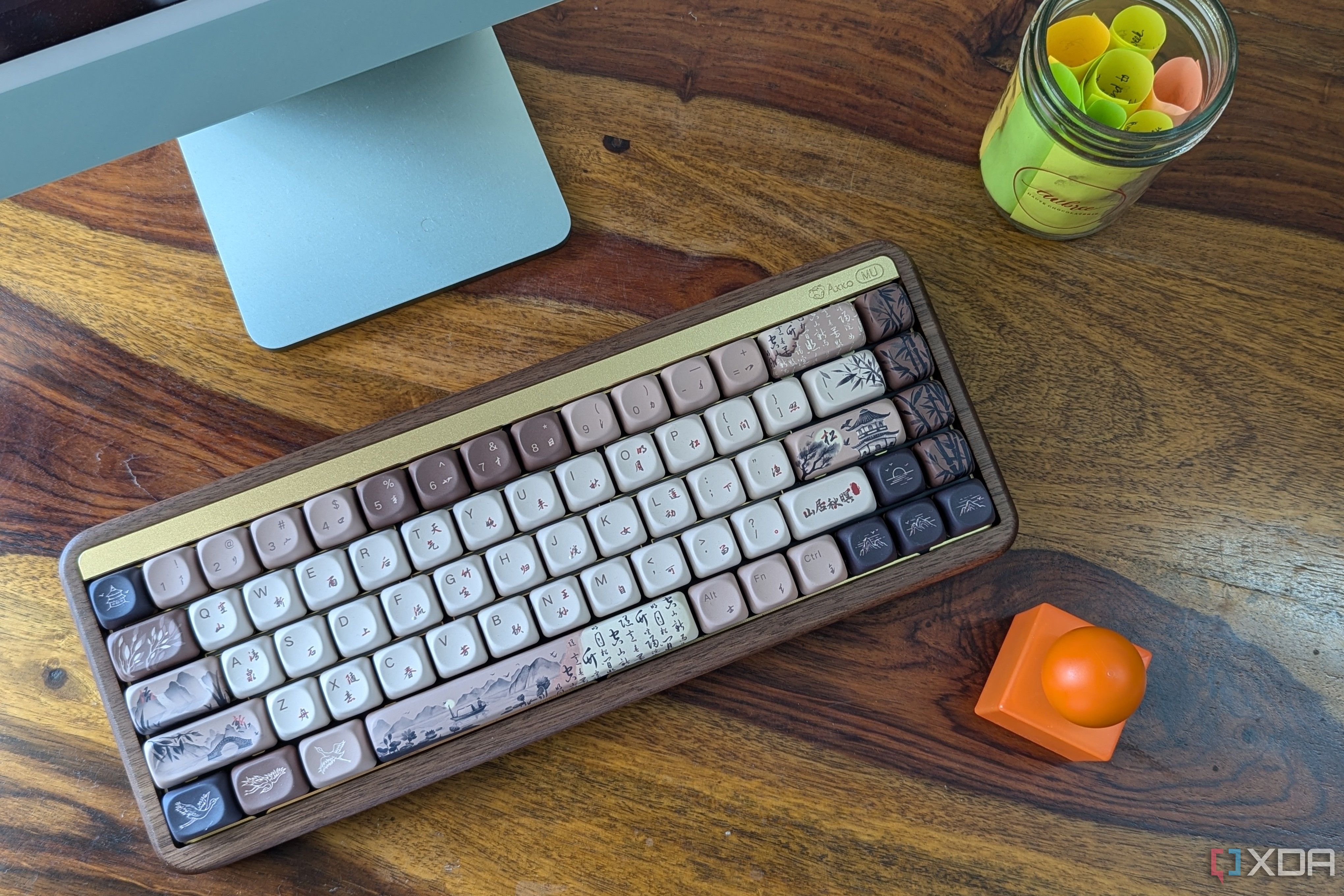 Un teclado mecánico de madera sobre una superficie de madera.