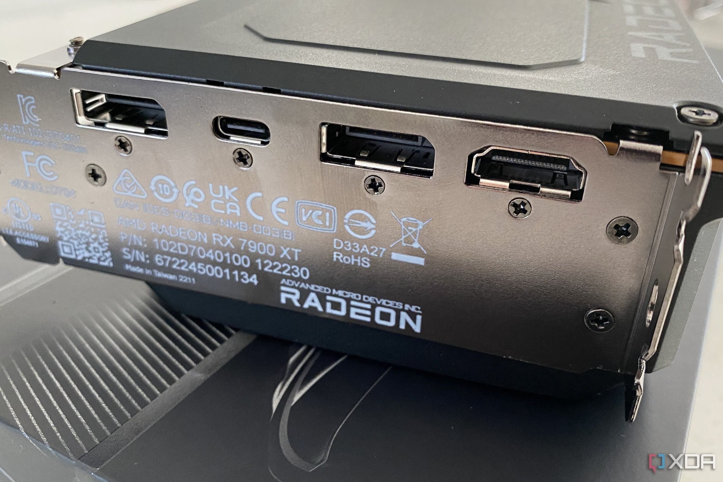 Tarjeta gráfica AMD Radeon RX 7900 XT vista desde los puertos de E/S