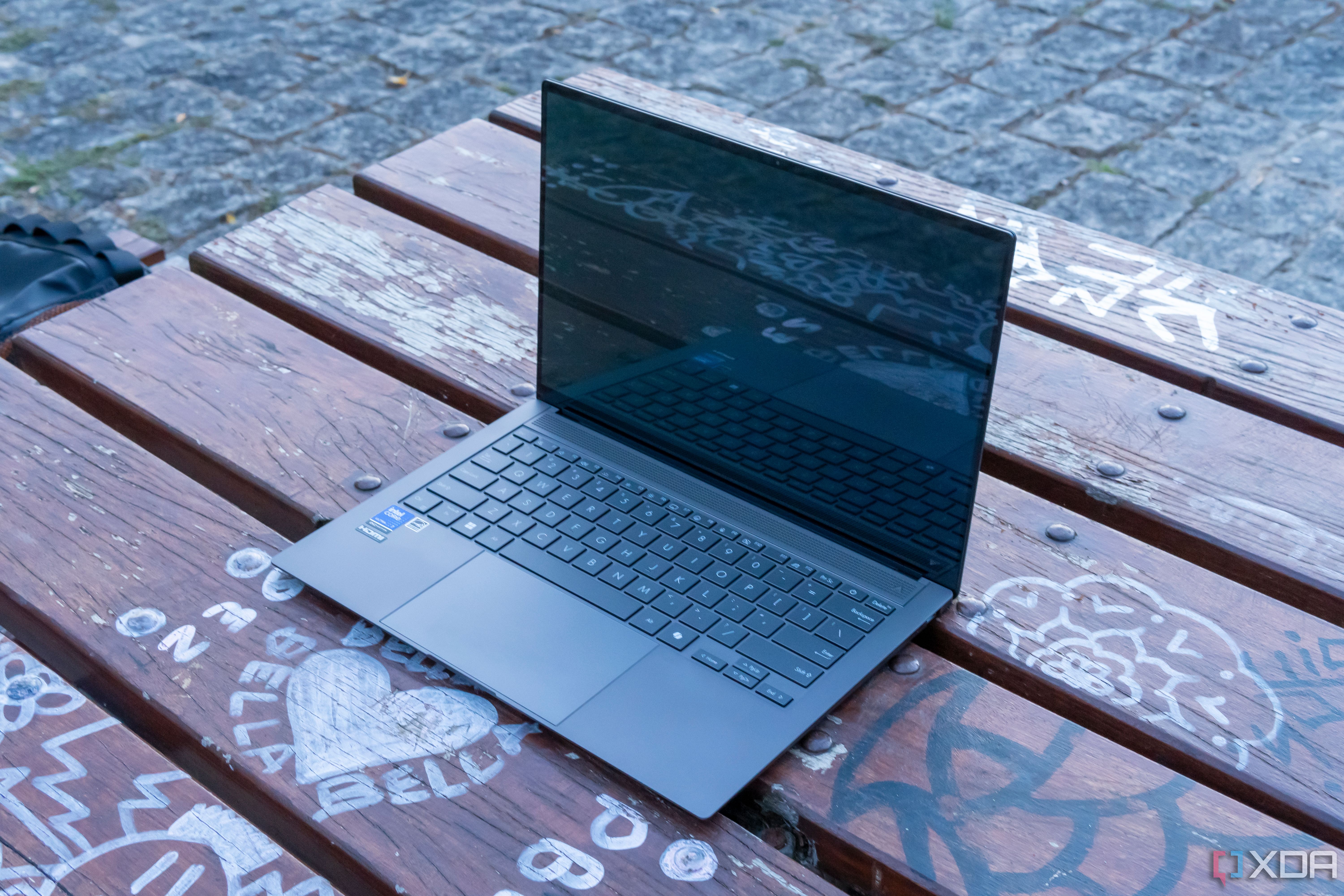 Vista en ángulo del Asus Zenbook S 14 con la tapa abierta a 90 grados y la pantalla apagada