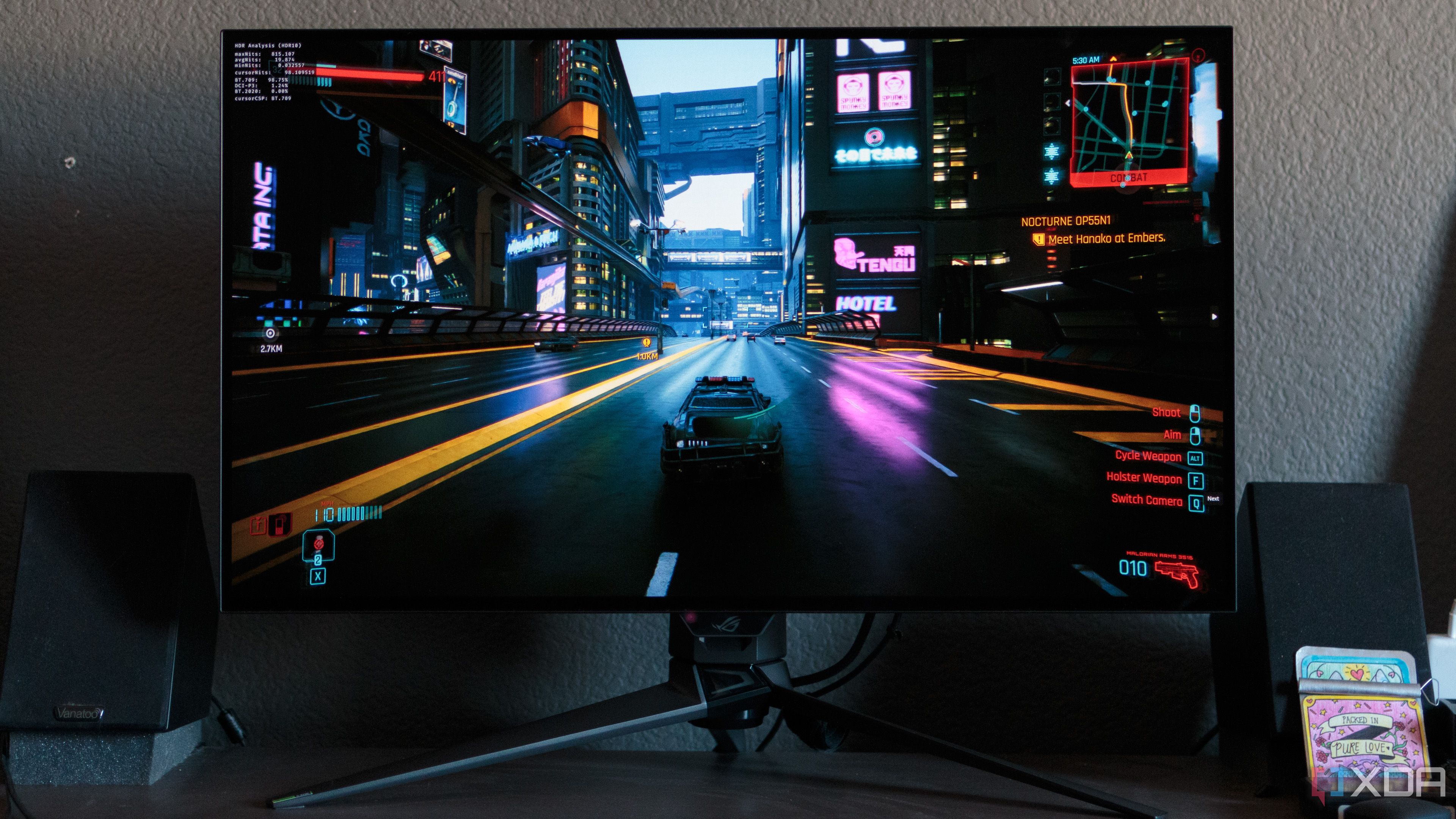 Una escena de juego de carreras mostrada en el ASUS ROG PG32UCDP.