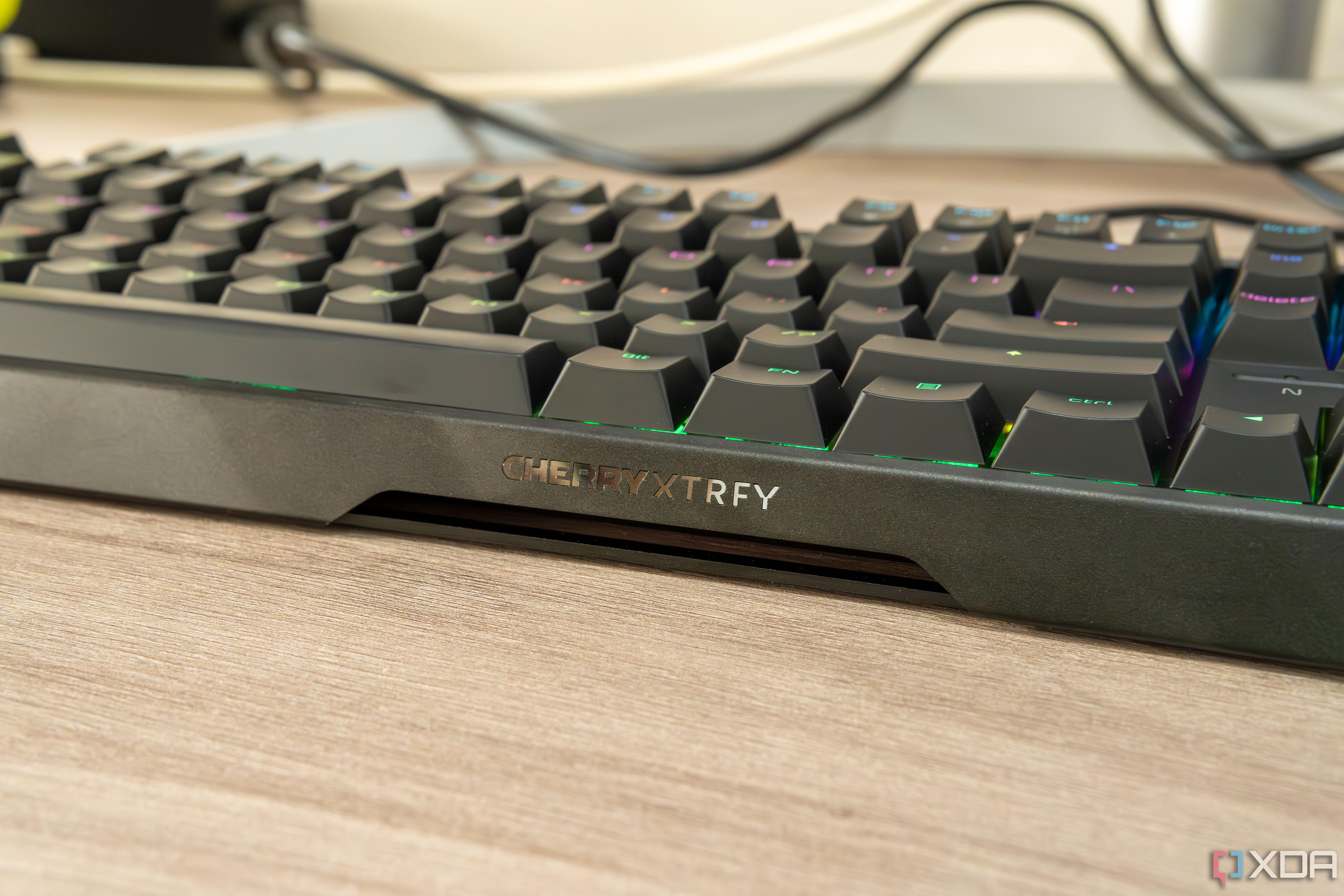 Vista de cerca del logotipo de Cherry Xtrfy en un teclado