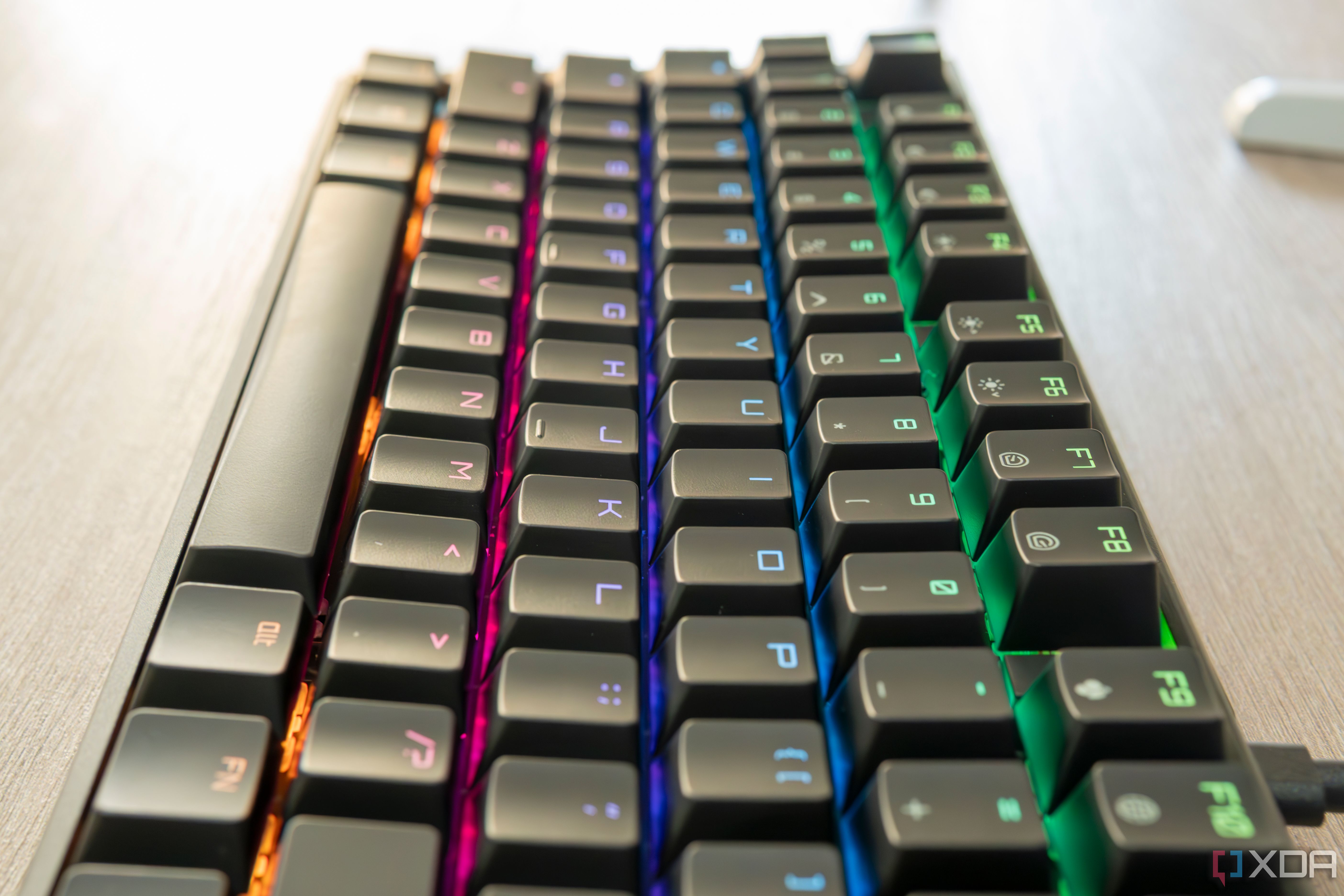 Vista de cerca de las teclas del teclado Cherry MX 3.1 con iluminación RGB habilitada