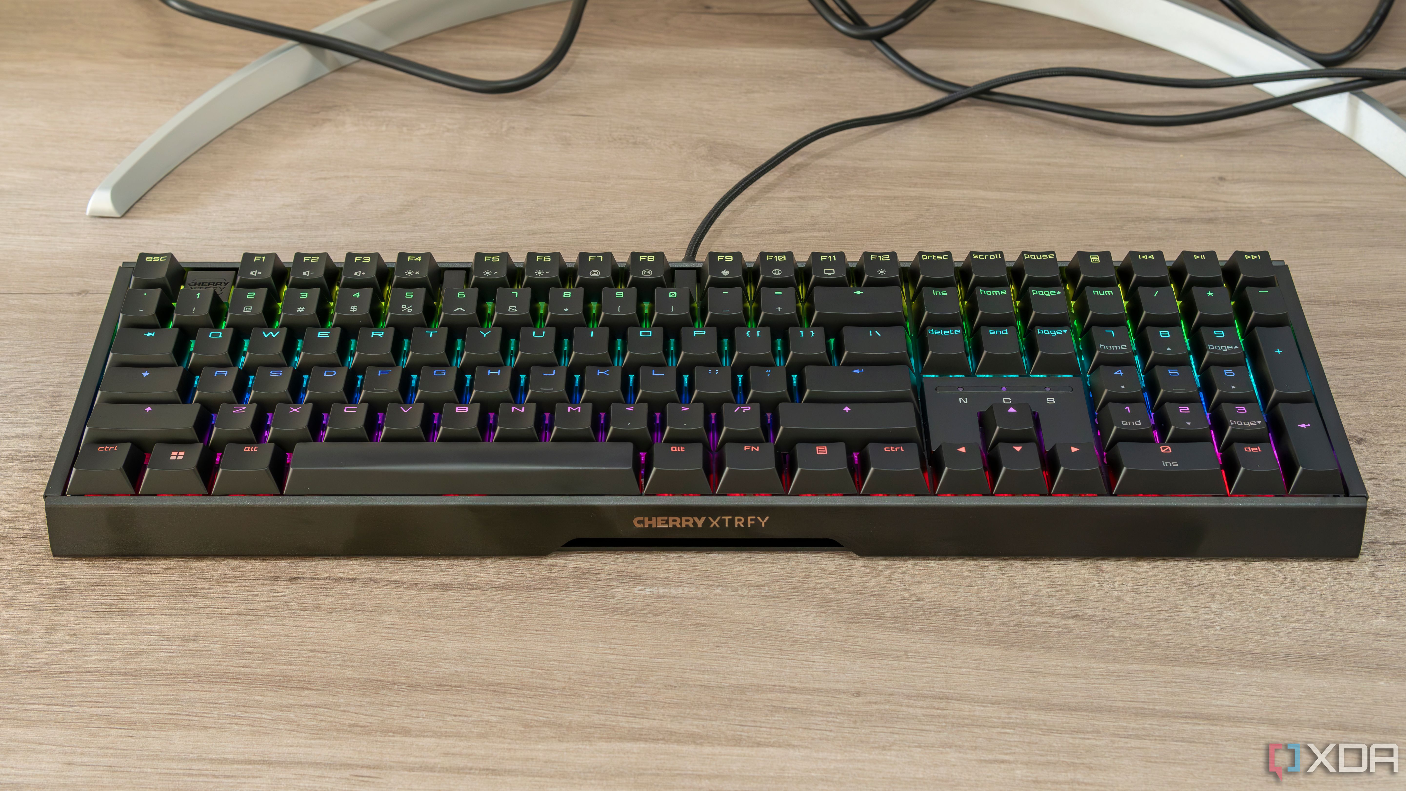 Vista frontal ampliada del teclado Cherry Xtrfy MX 3.1 con iluminación RGB habilitada