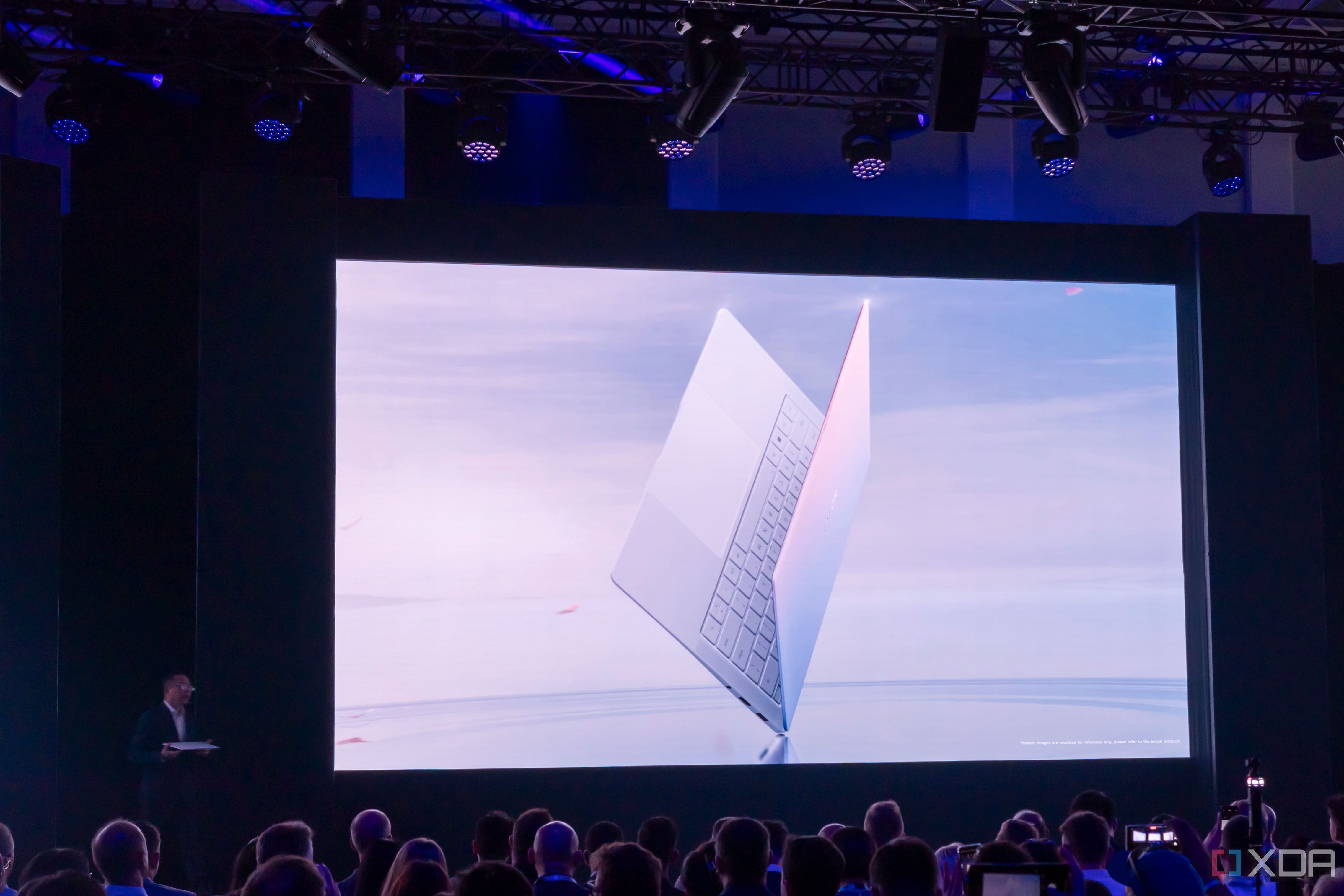 Una pantalla grande que muestra la computadora portátil Honor MagicBook Art 14 con la tapa parcialmente abierta