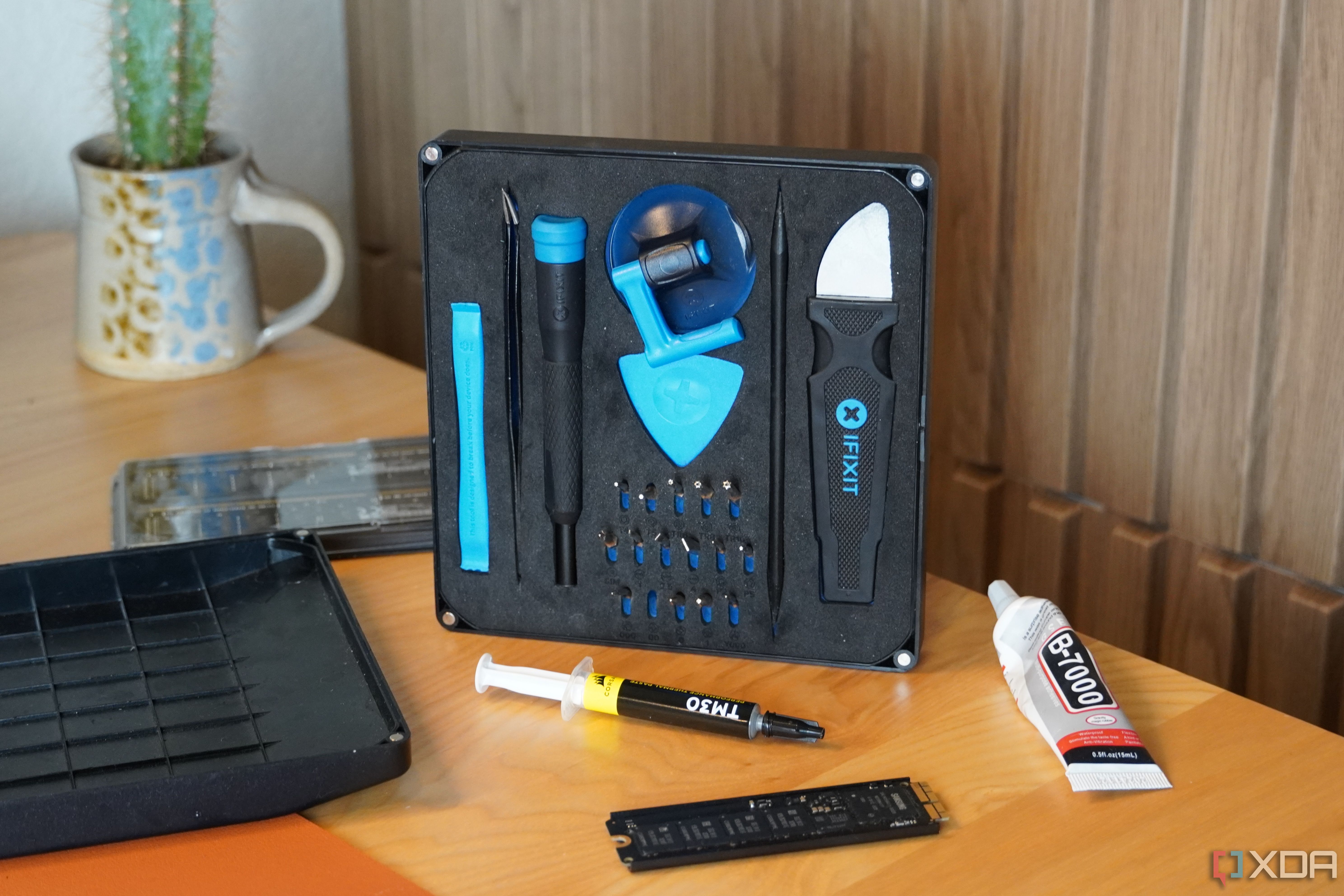 El kit de herramientas electrónicas esencial de iFixit.