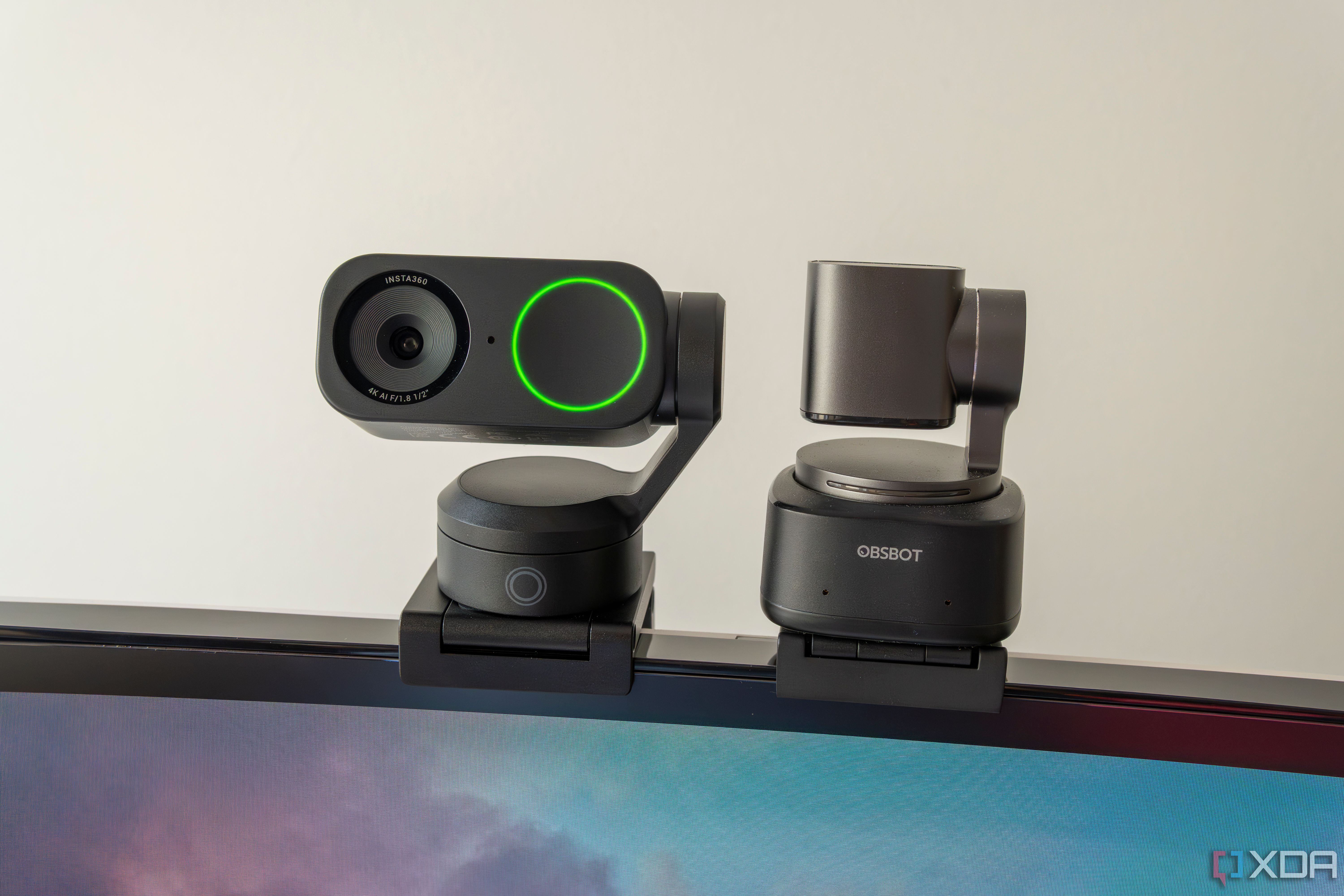 Insta360 Link 2 junto al Obsbot Tiny 2 montado en un monitor