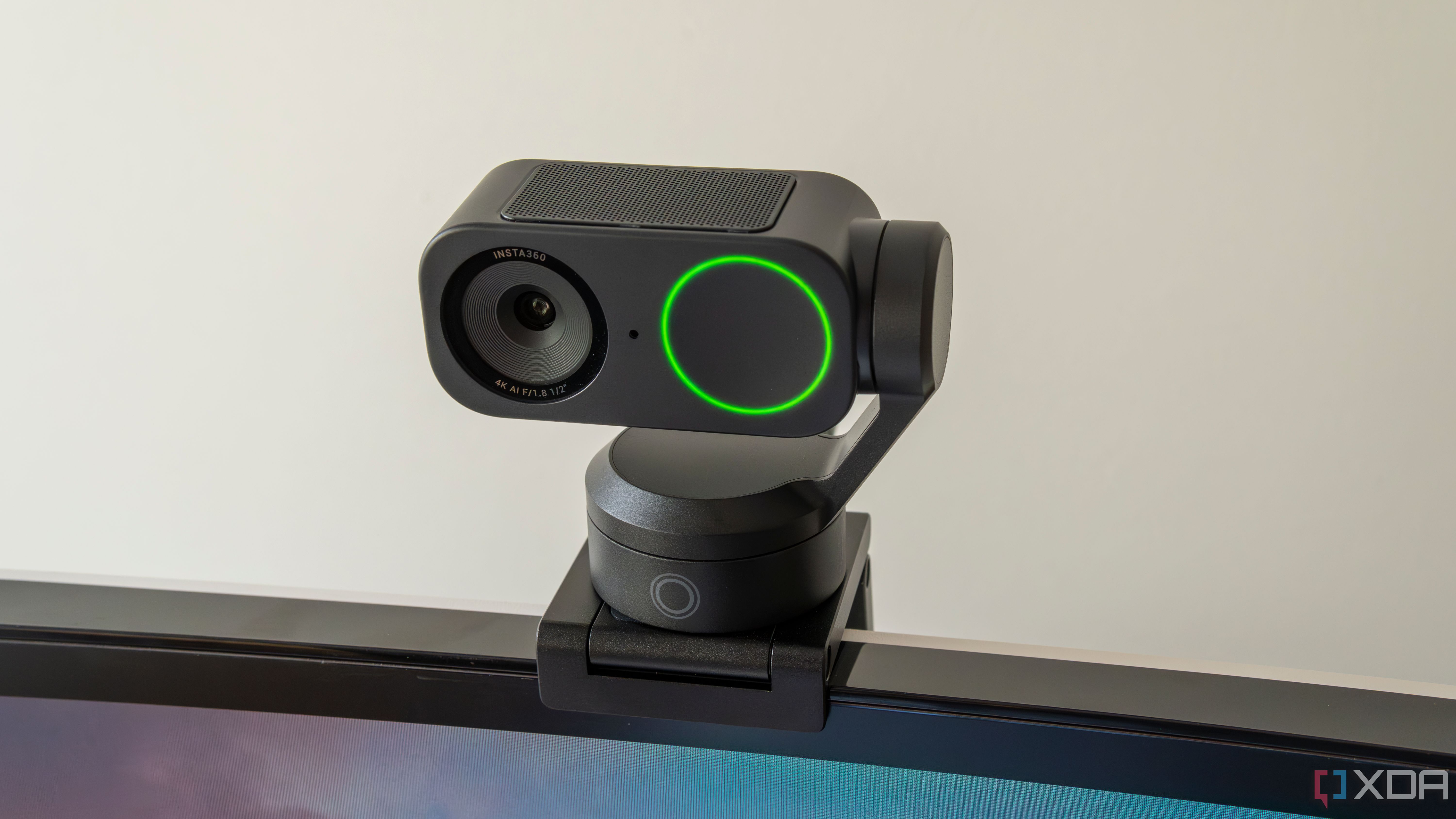 Vista de cerca del Insta360 Link 2 montado en un monitor