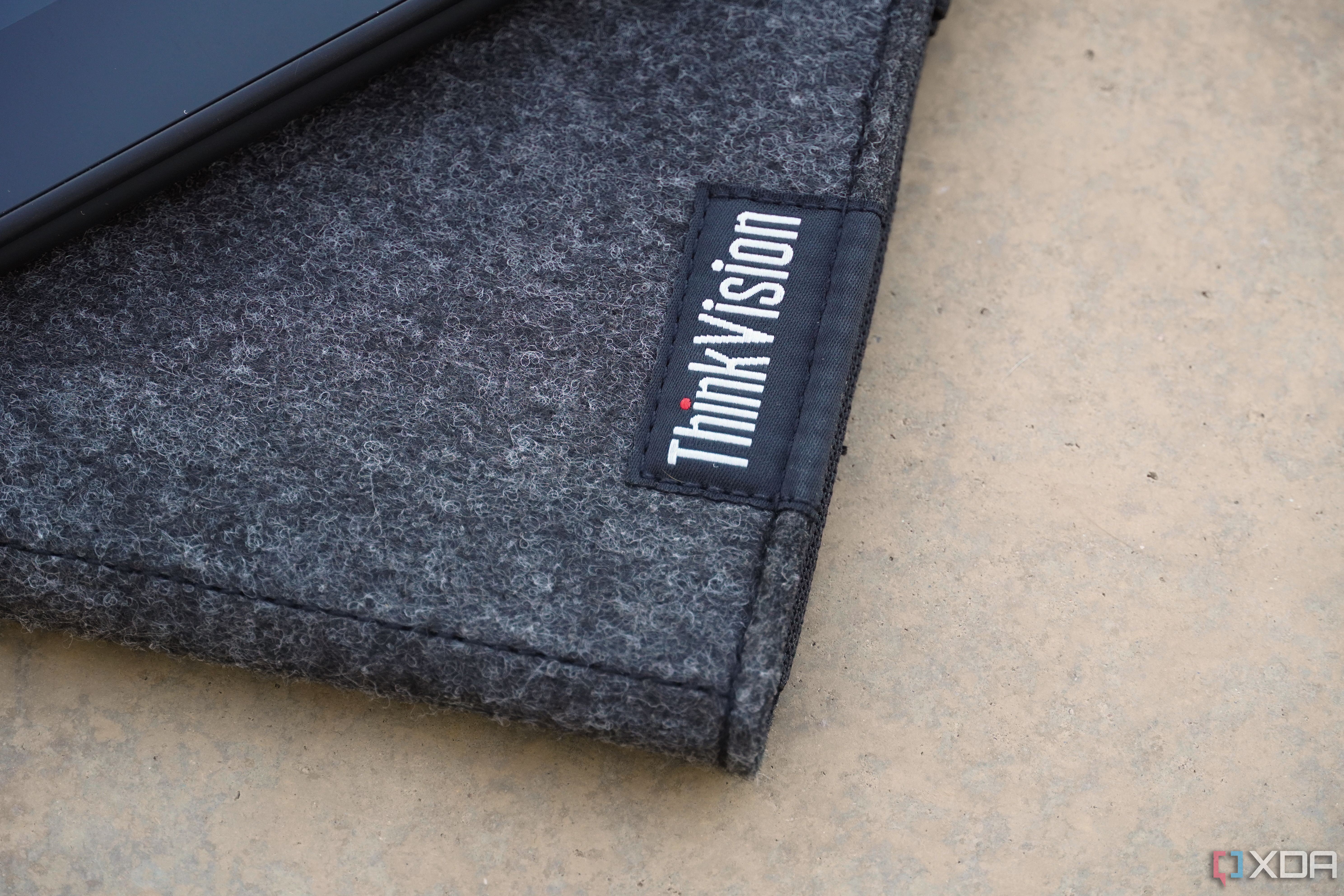 El logotipo de ThinkVision en el borde de la funda de fieltro.