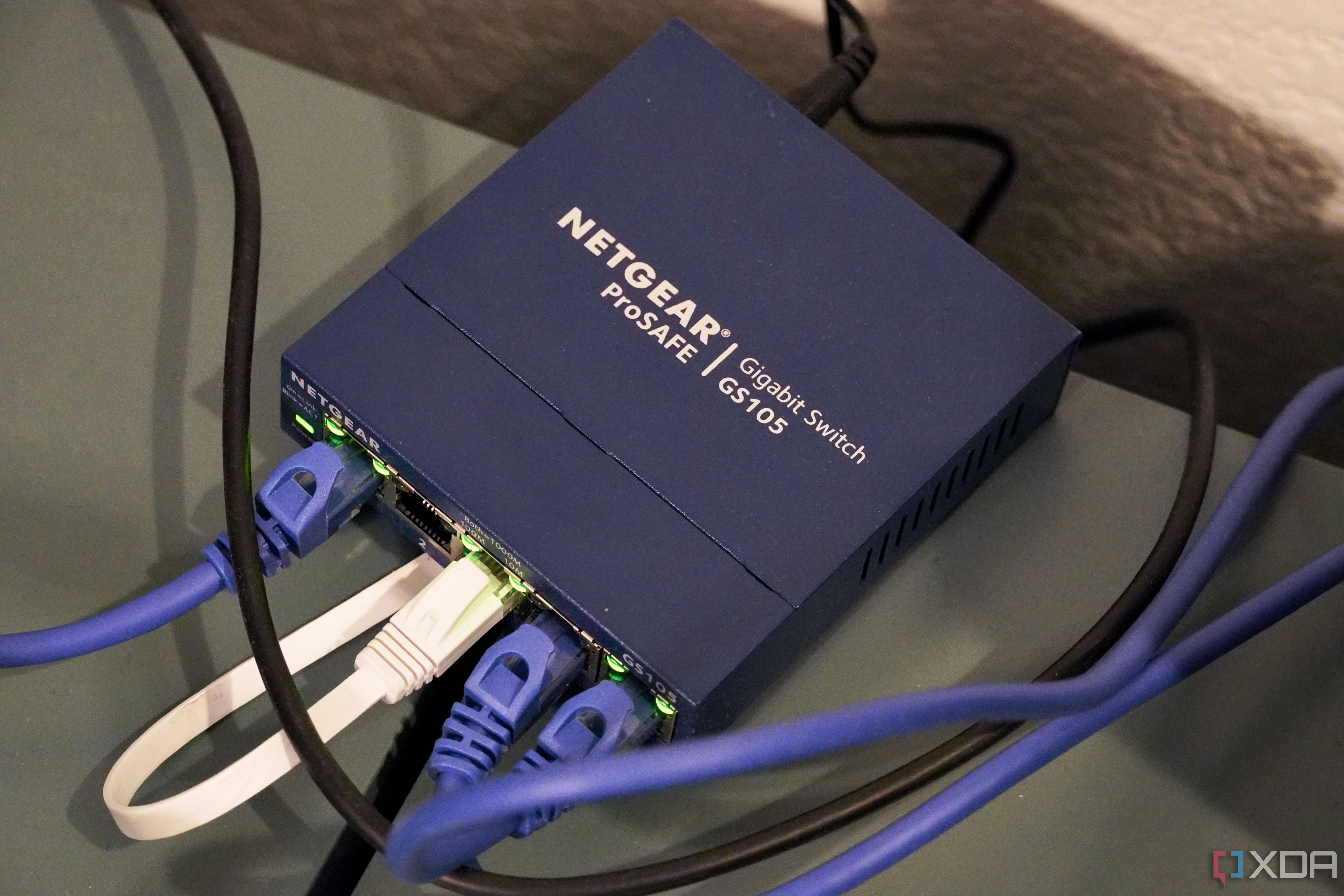 El conmutador Ethernet de cinco puertos Netgear.