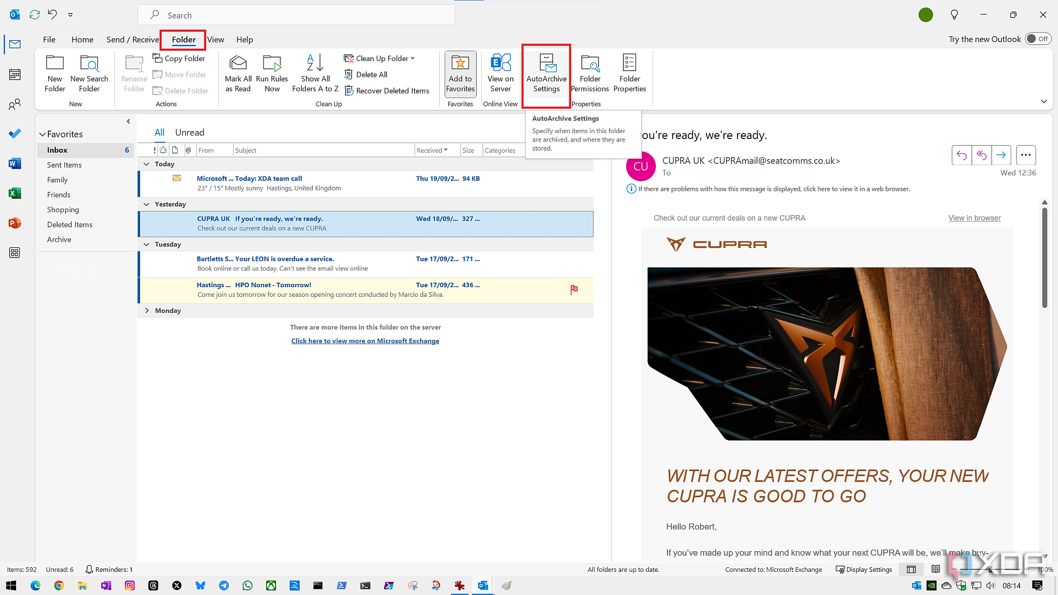 Outlook hace clic en la pestaña de carpeta para seleccionar archivar automáticamente