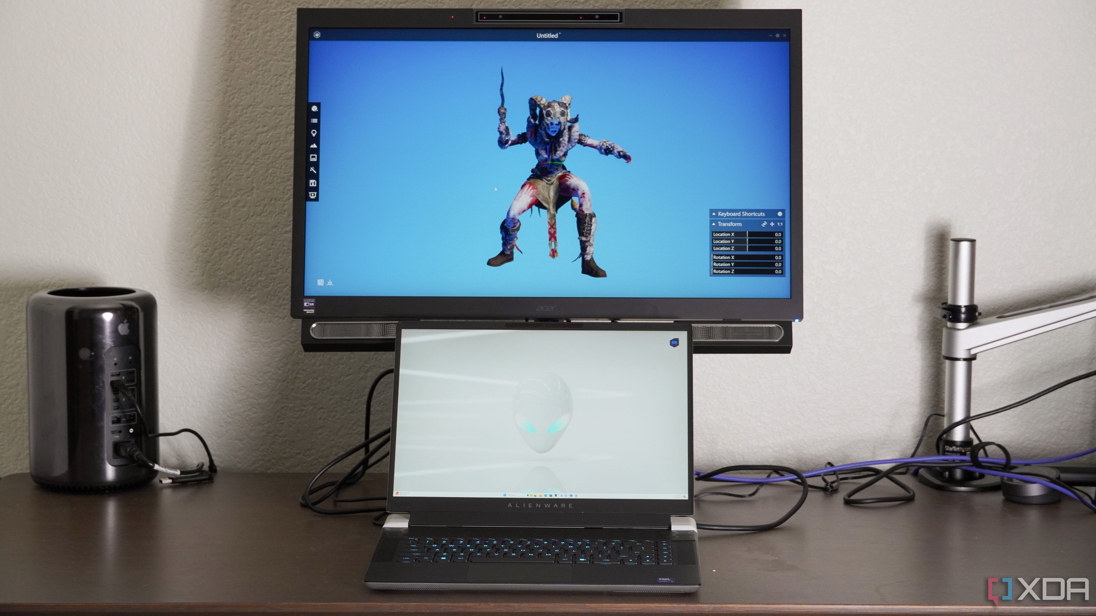 El Acer Spacelabs View Pro en un escritorio con una computadora portátil Alienware.