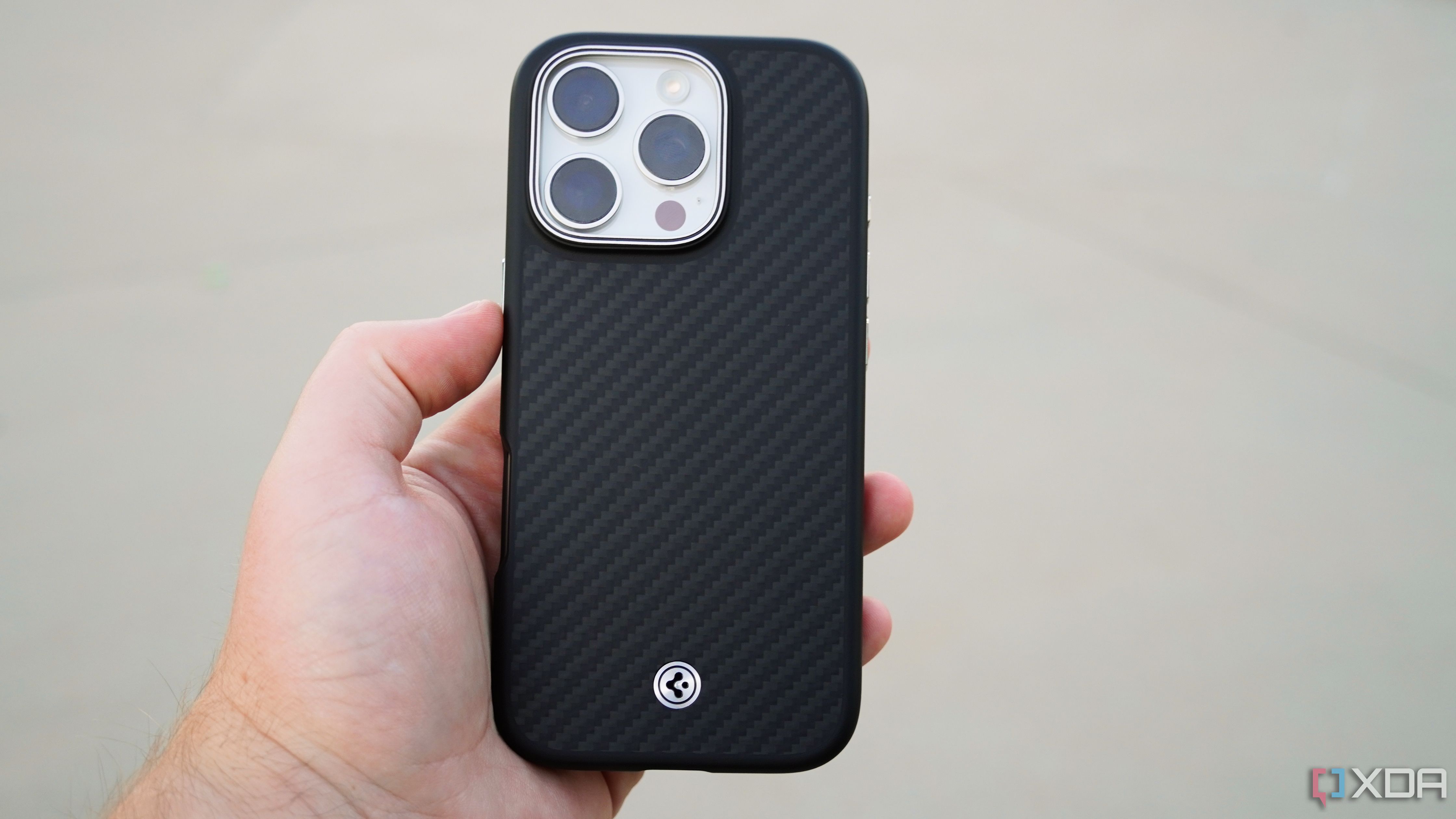 La funda de fibra de aramida Spigen Enzo en un iPhone 16 Pro.