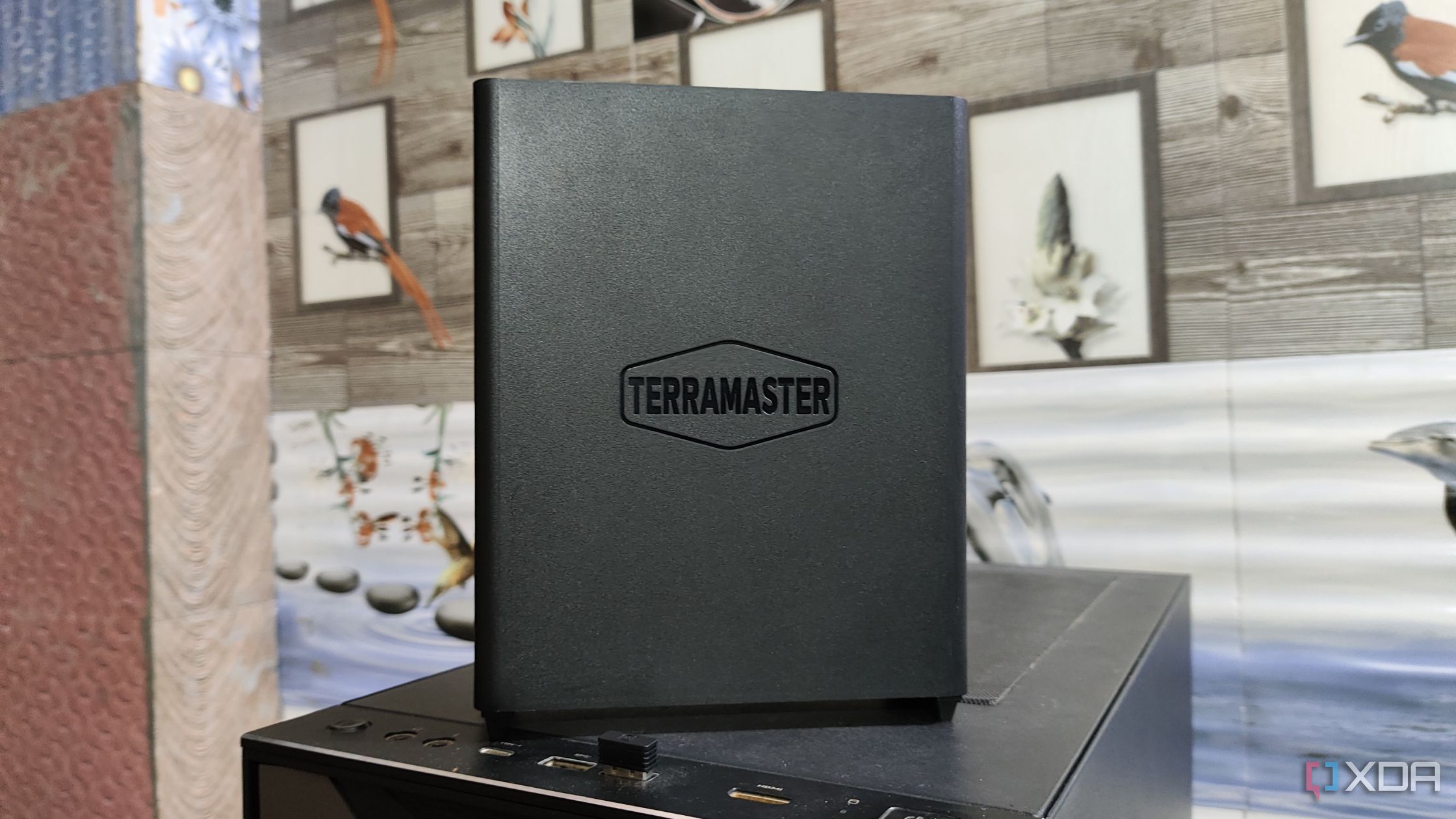 Un NAS TerraMaster F8 SSD Plus colocado sobre una PC