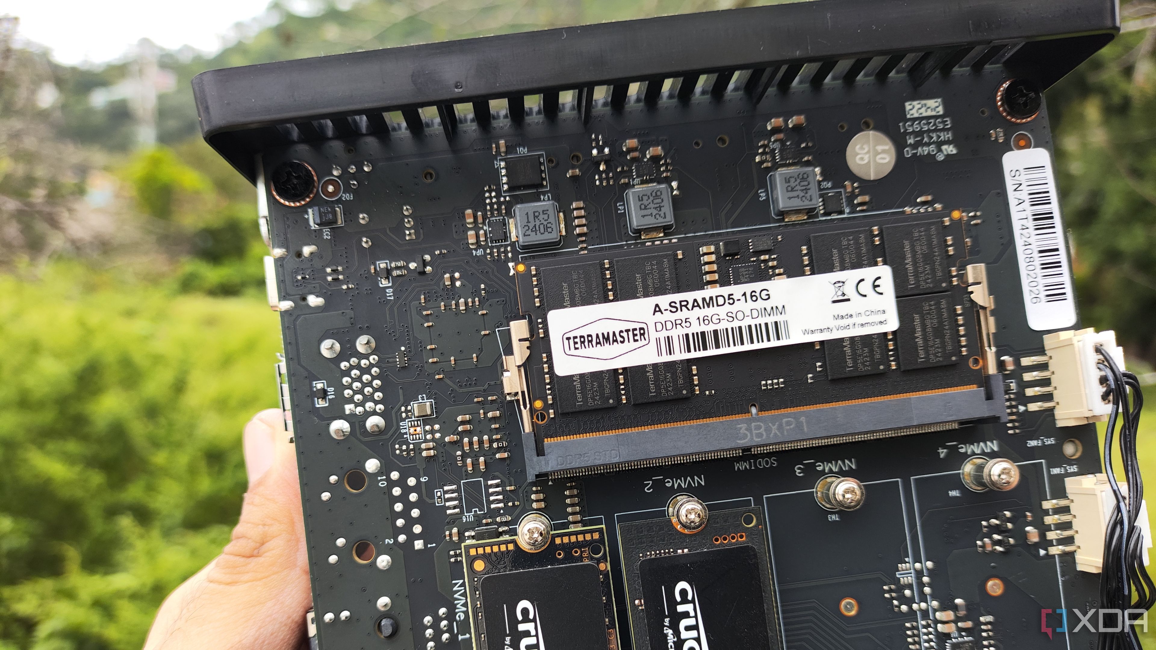 Una persona sostiene un TerraMaster F8 SSD Plus NAS