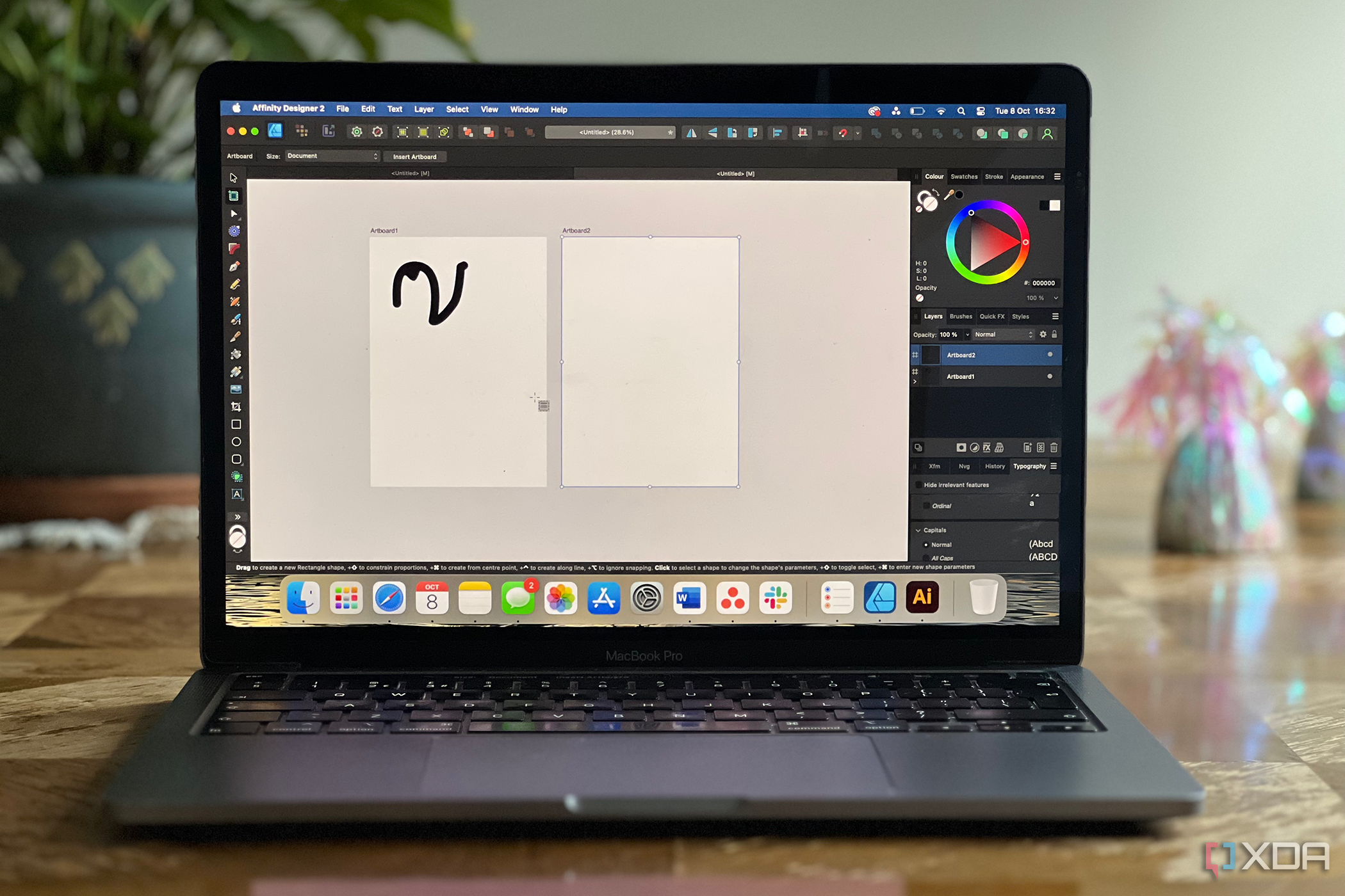 Affinity Designer en una MacBook Pro sobre una mesa marrón