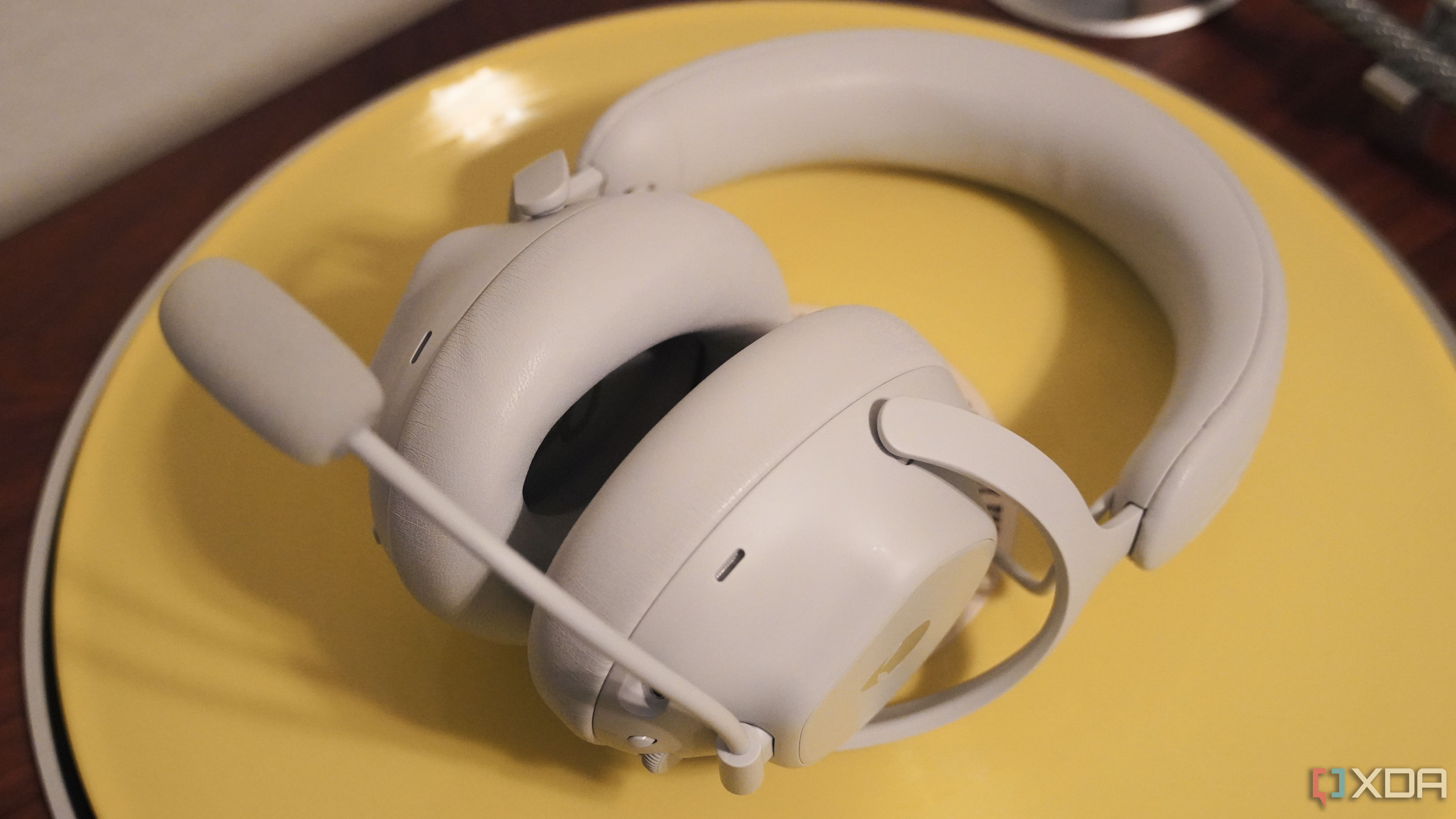 Los auriculares inalámbricos para juegos Alienware Pro con el micrófono conectado a un tocadiscos.