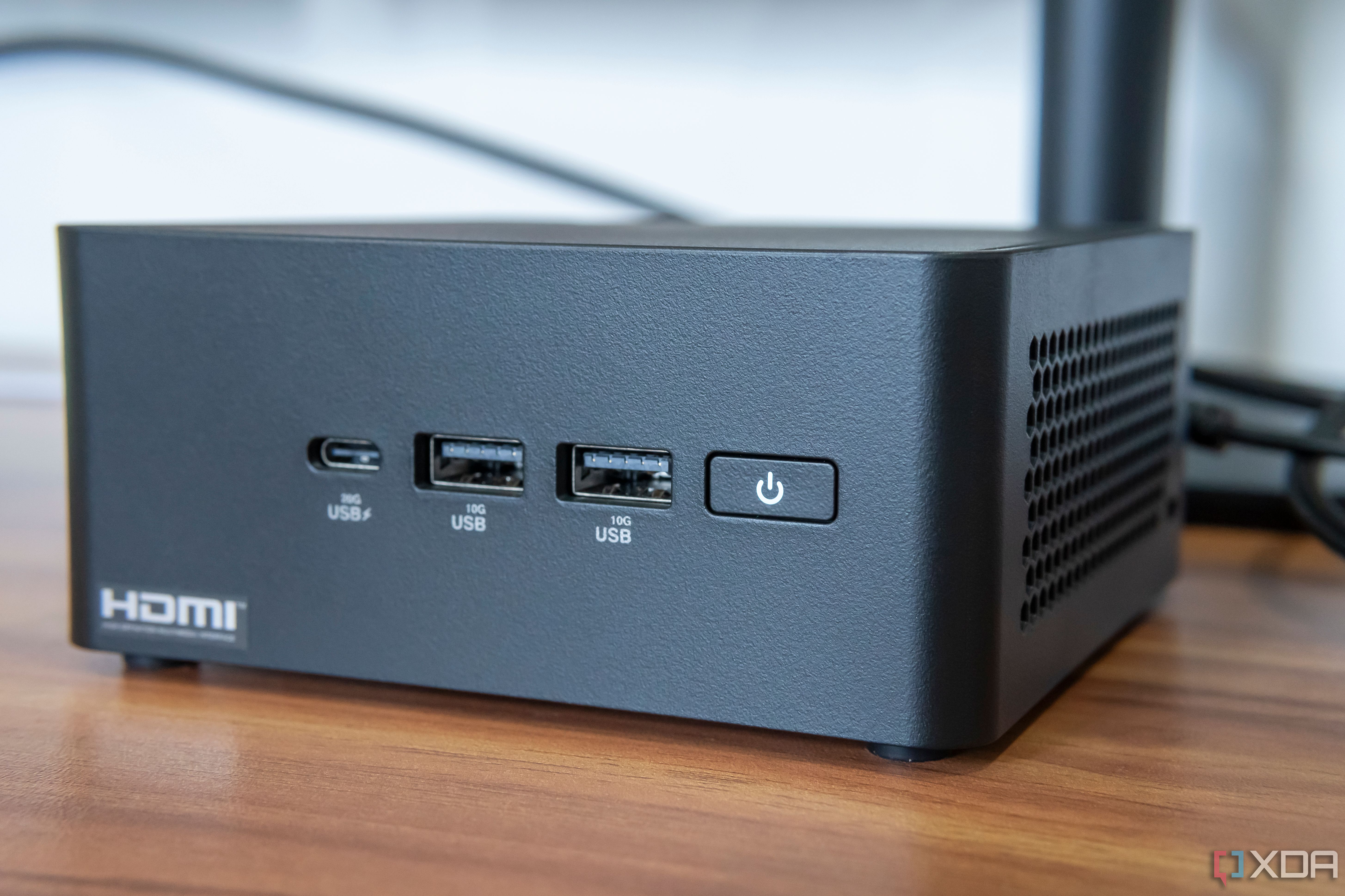 Vista de cerca de los puertos y el botón de encendido en la parte frontal de la Asus NUC 14 Pro